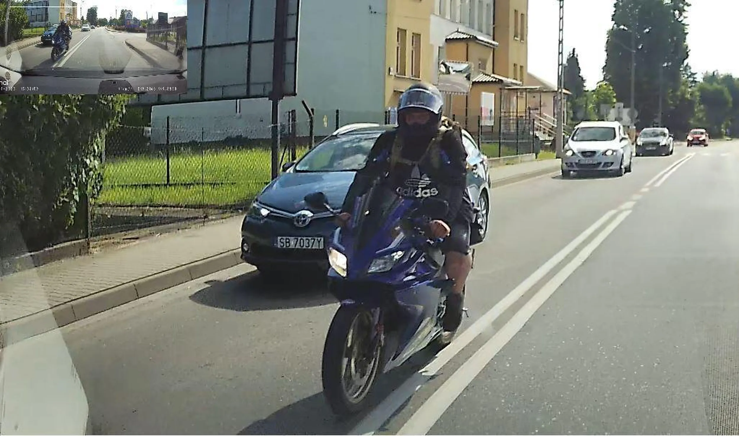 przepychanie i wyprzedzanie wzdłuż linii to nie najlepsza jazda Panie kierowco w Kętach