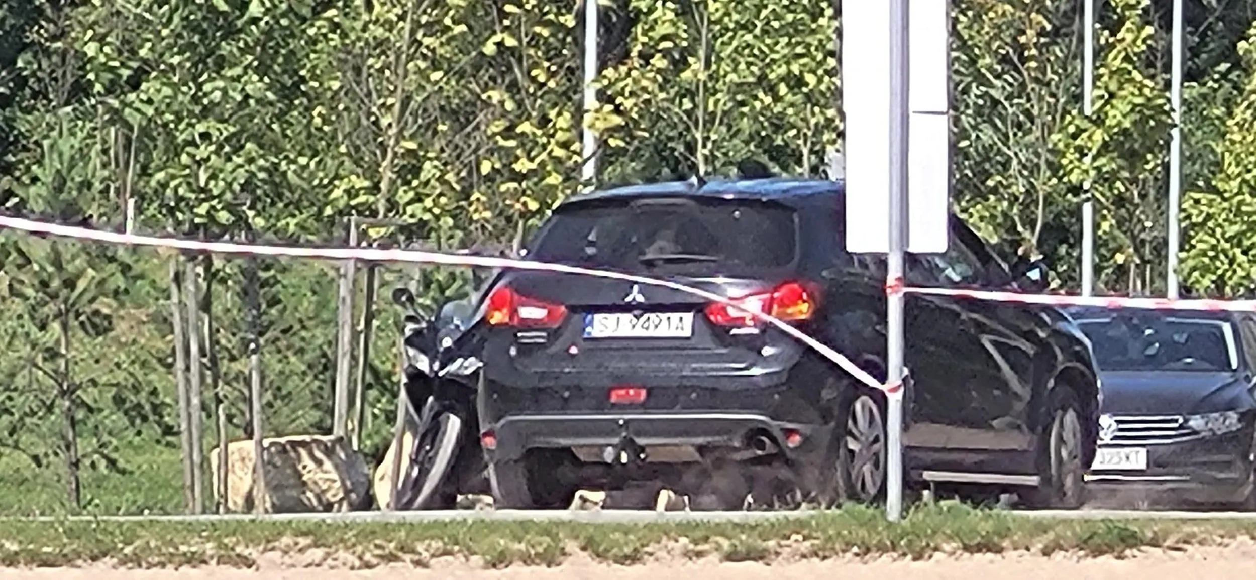 Przyjechali na zalew wysrac swoje pieski i odjechali nie sprzątając. Pewnie w domu tez srają na podłoge. Patologia