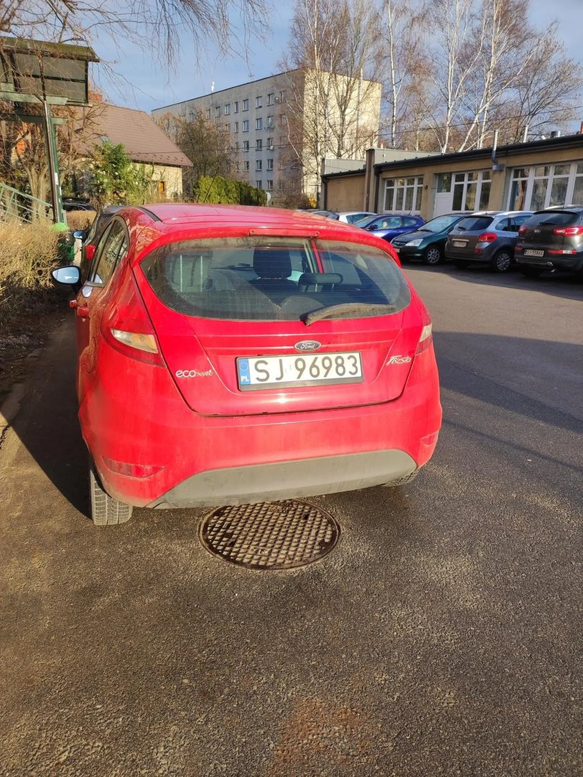 Tak zaparkował że nie da się przejść. Podczas wjeżdżania i parkowania zablokował cały ruch na drodze na dwie minuty.