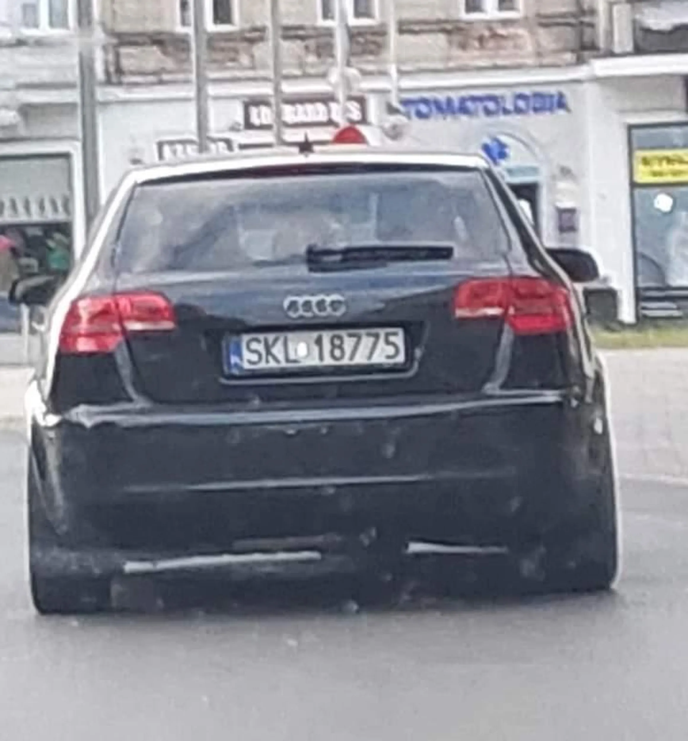 Koleś jeździ próbując wymusić stłuczkę. Hamuje na prostej drodze.