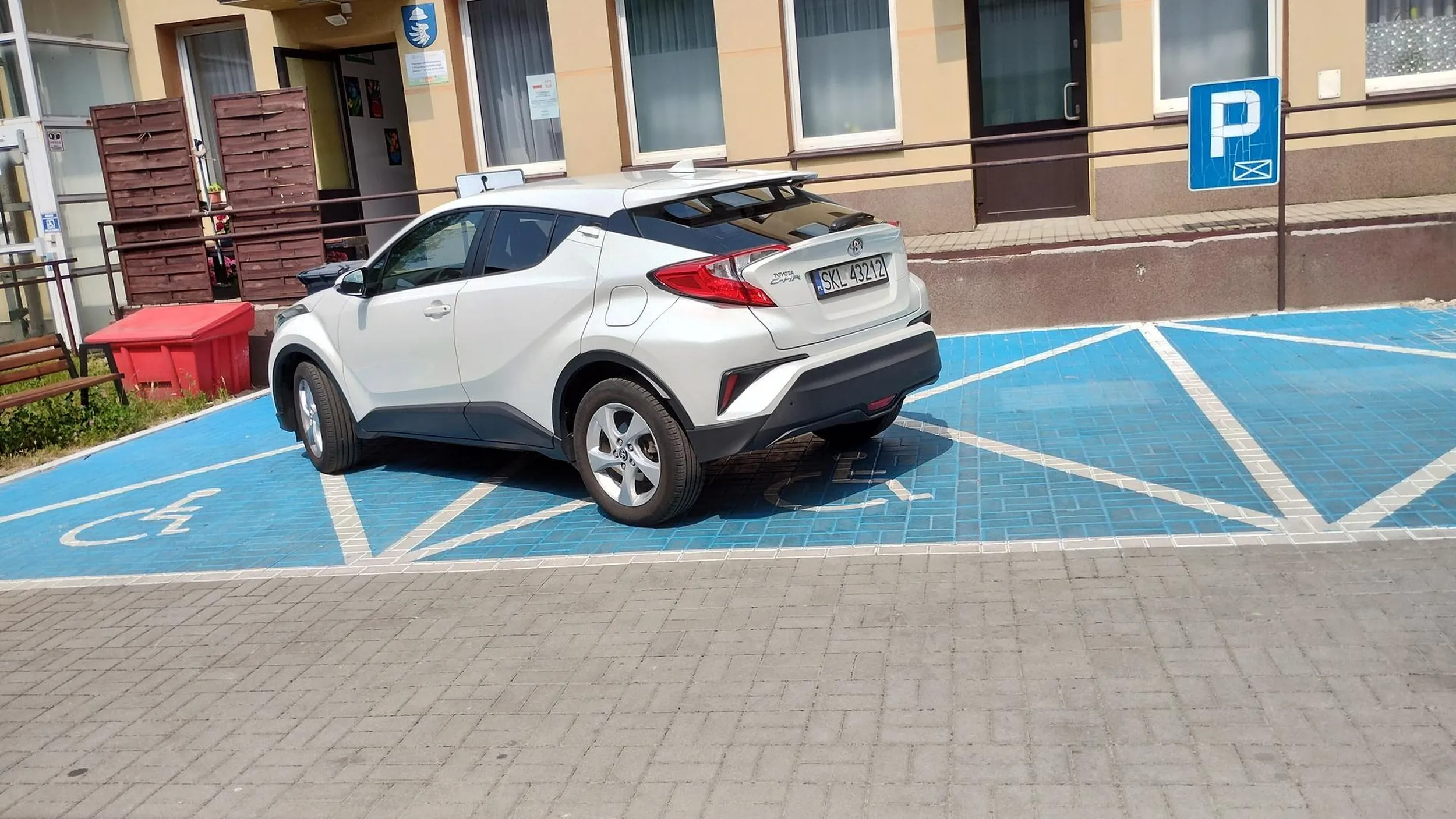 Pan/Pani zaparkował samochód nie na leśnym ale na dwóch miejscach dla niepełnosprawnych nic dodać nic ująć