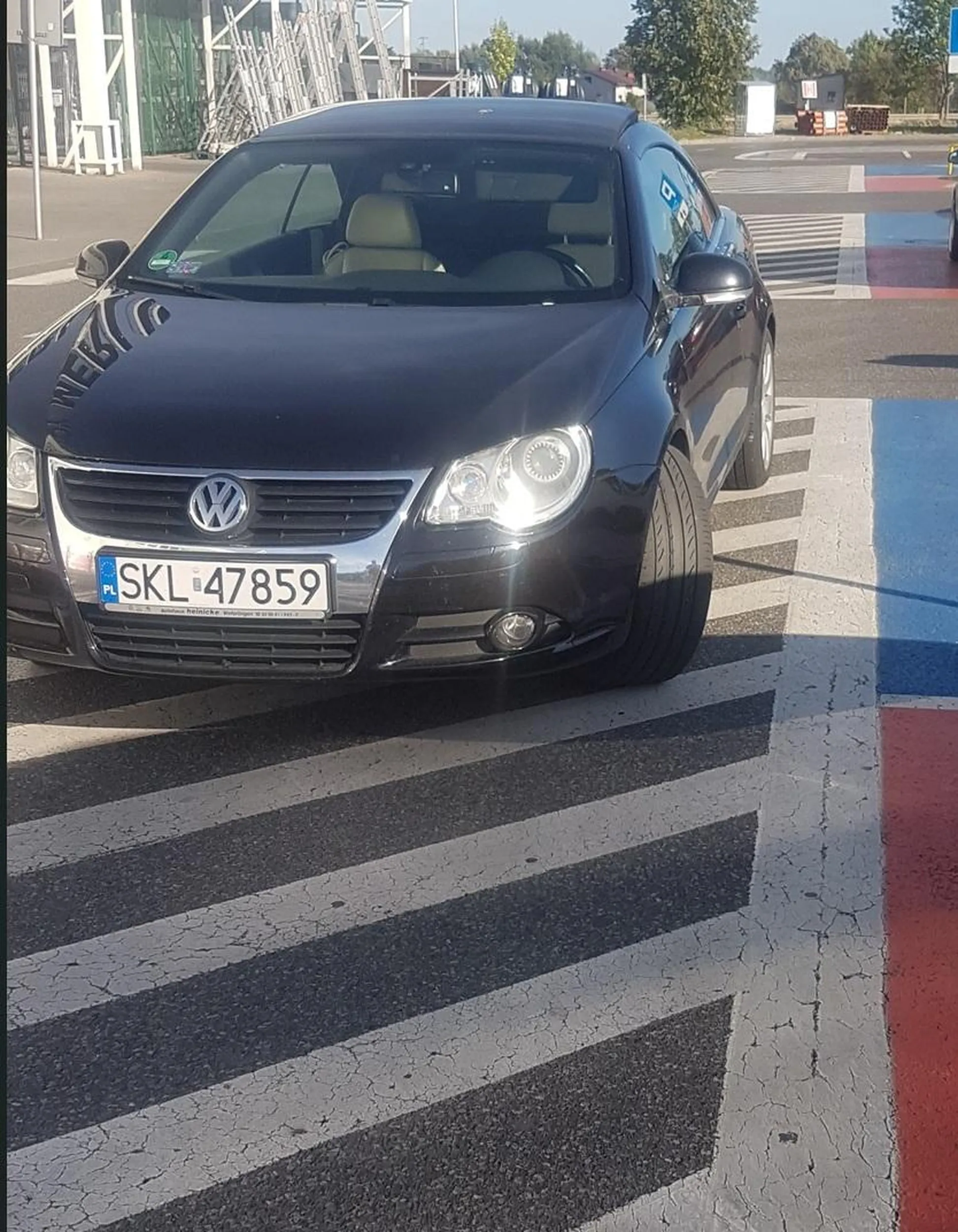 Za mało miejsca na parkingu - a może by tak do marketu wjechać -!!!! Buractwo i chamstwo !!!