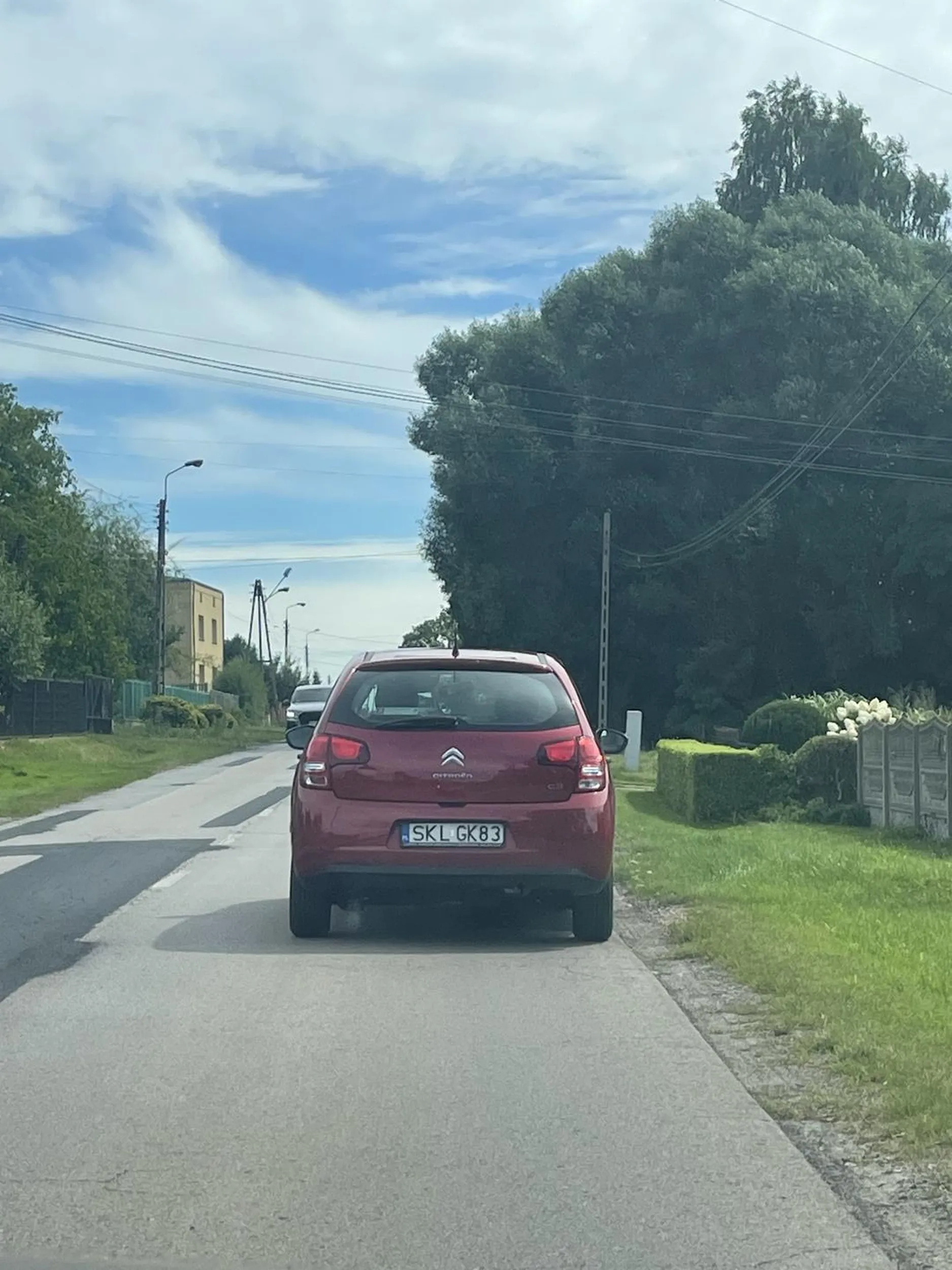 Najlepiej jakby stanela na srodku ulicy jeszcze bardziej XD