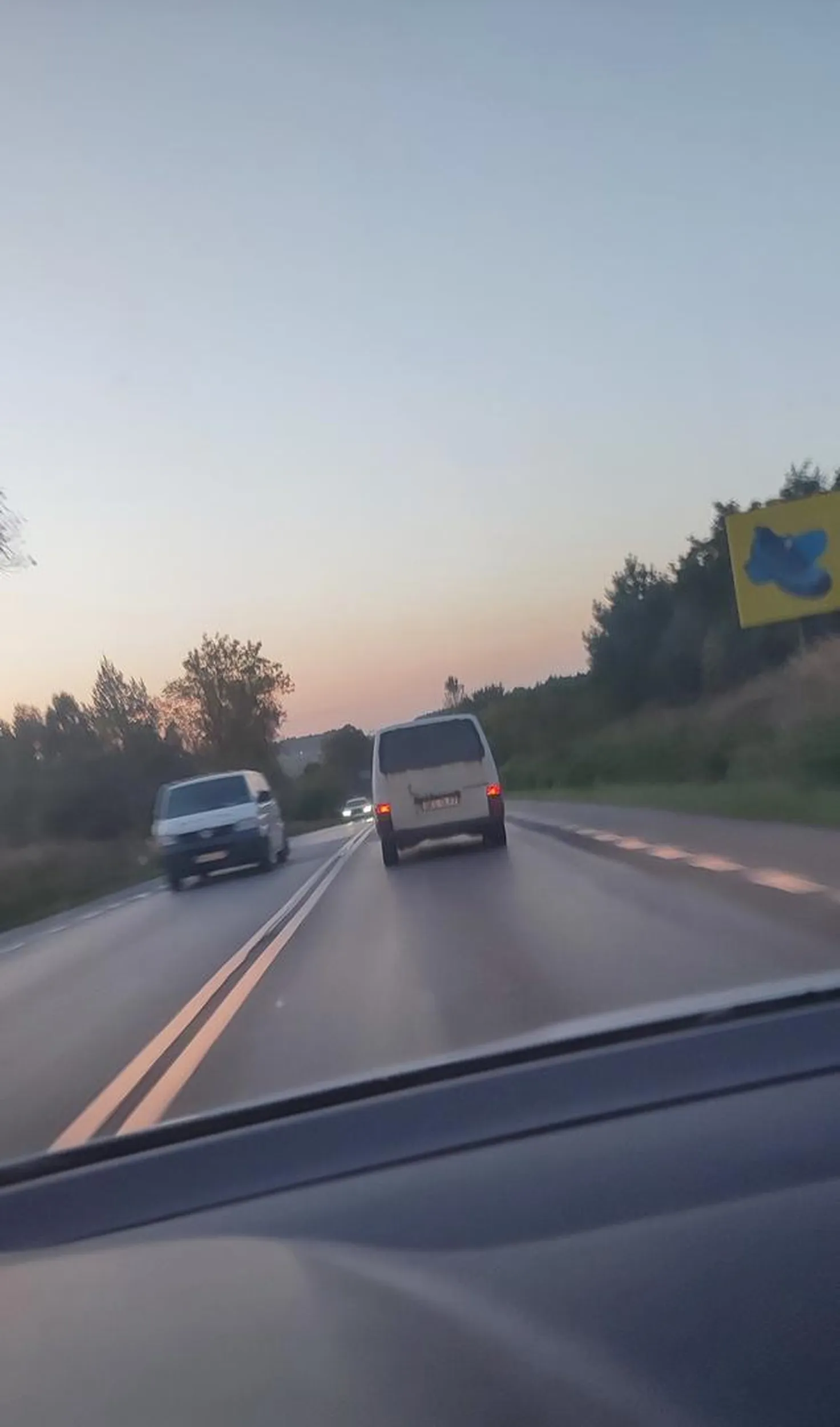 Jesteś człowieku bezmyślny.. Jedziesz starym zardzewiałym T4.. Wyprzedzasz na ciągłych.... 3x wyprzedałeś na czołowe... Szkoda słów.