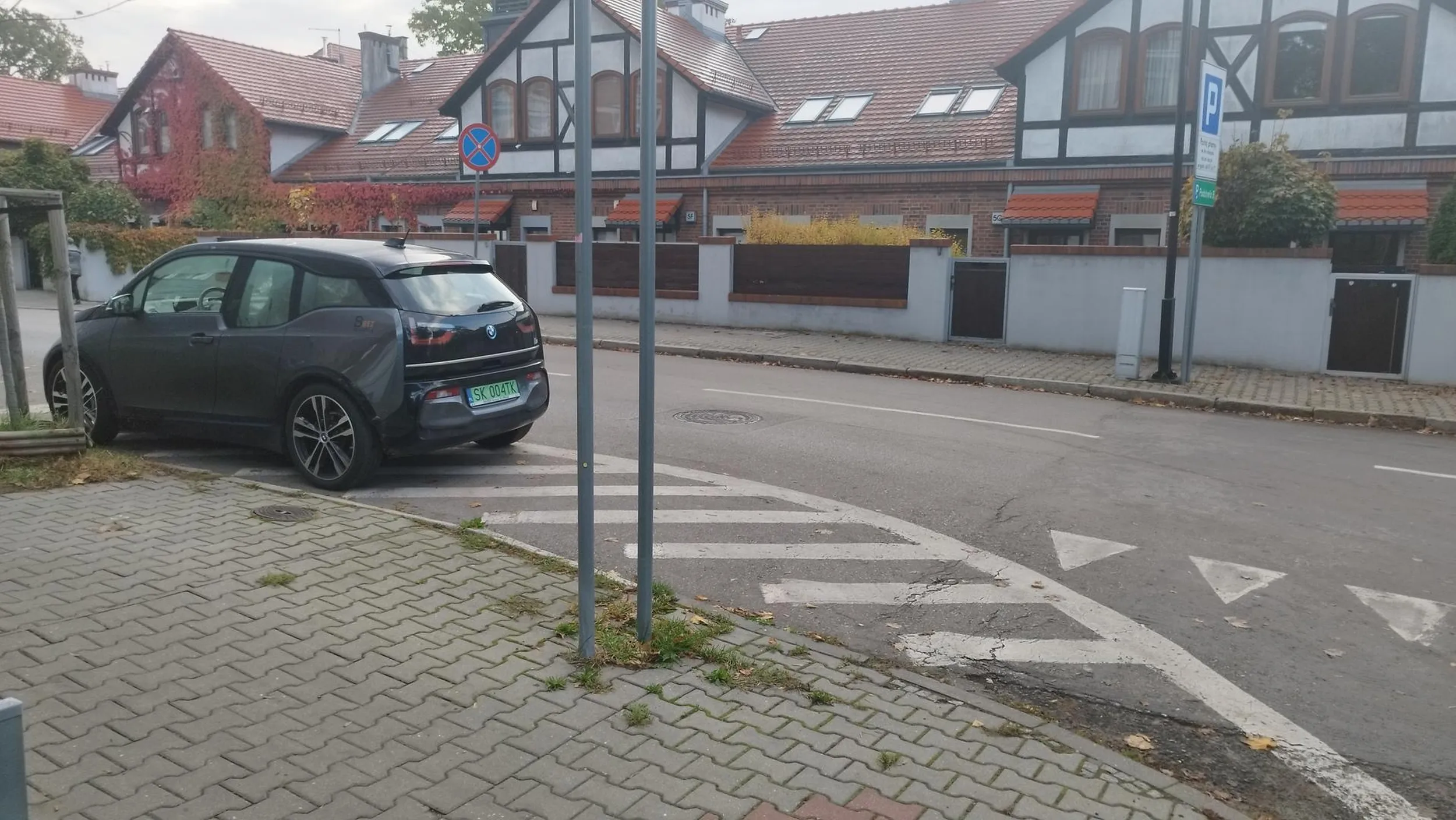 Parkowanie w obrębie skrzyżowania, na powierzchni wyłączonej z ruchu