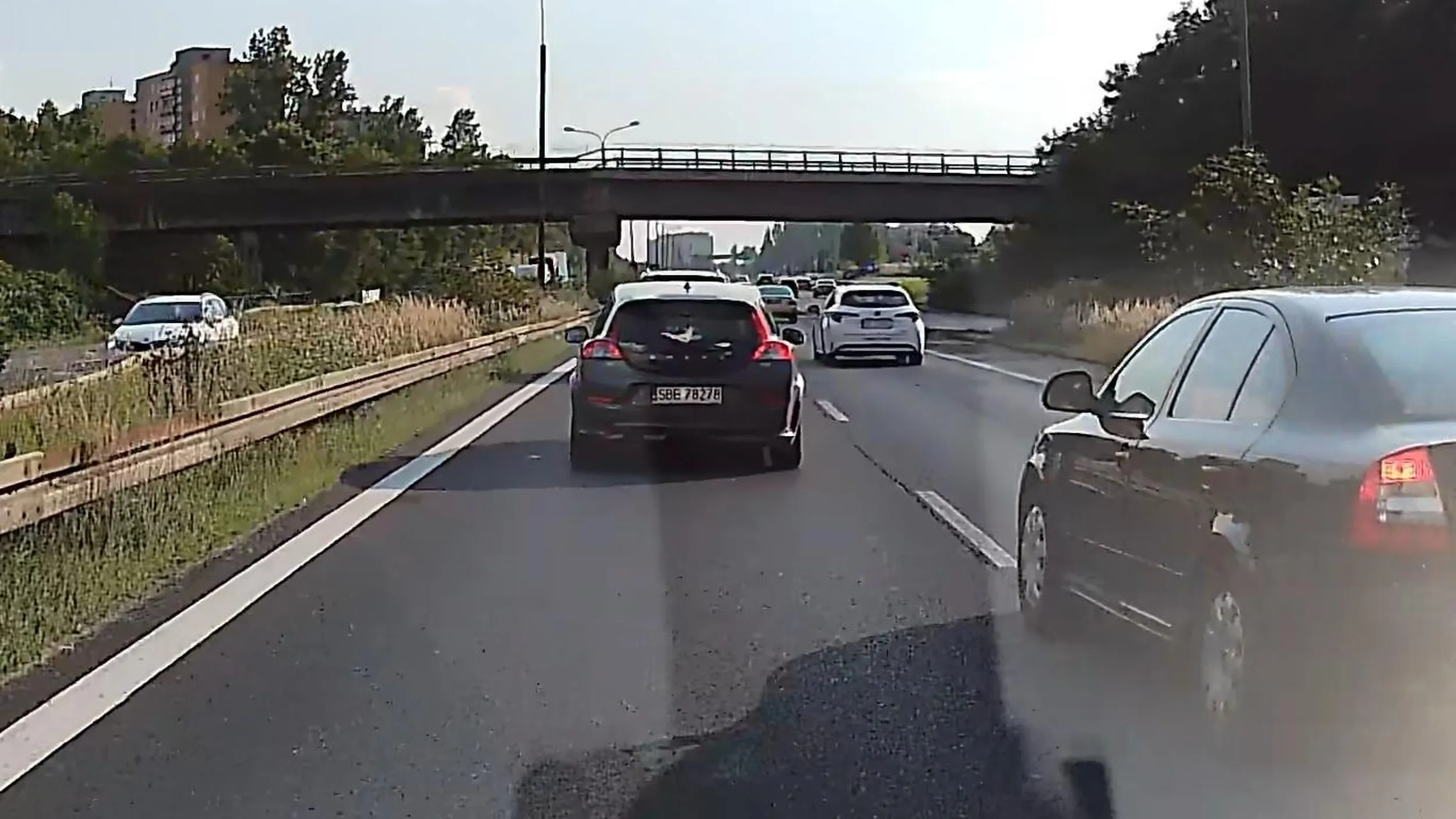 Kierowca bardzo agresywny, zaczepliwy i szukający konfliktu na drodze. Agresje wywołała sytuacja jak na zwężeniu drogi nie zastosował się do jazdy na suwak. A później to klasyka. Nagranie od suwaka do wymuszenia i hamowania nagrane i dostępne na YT.