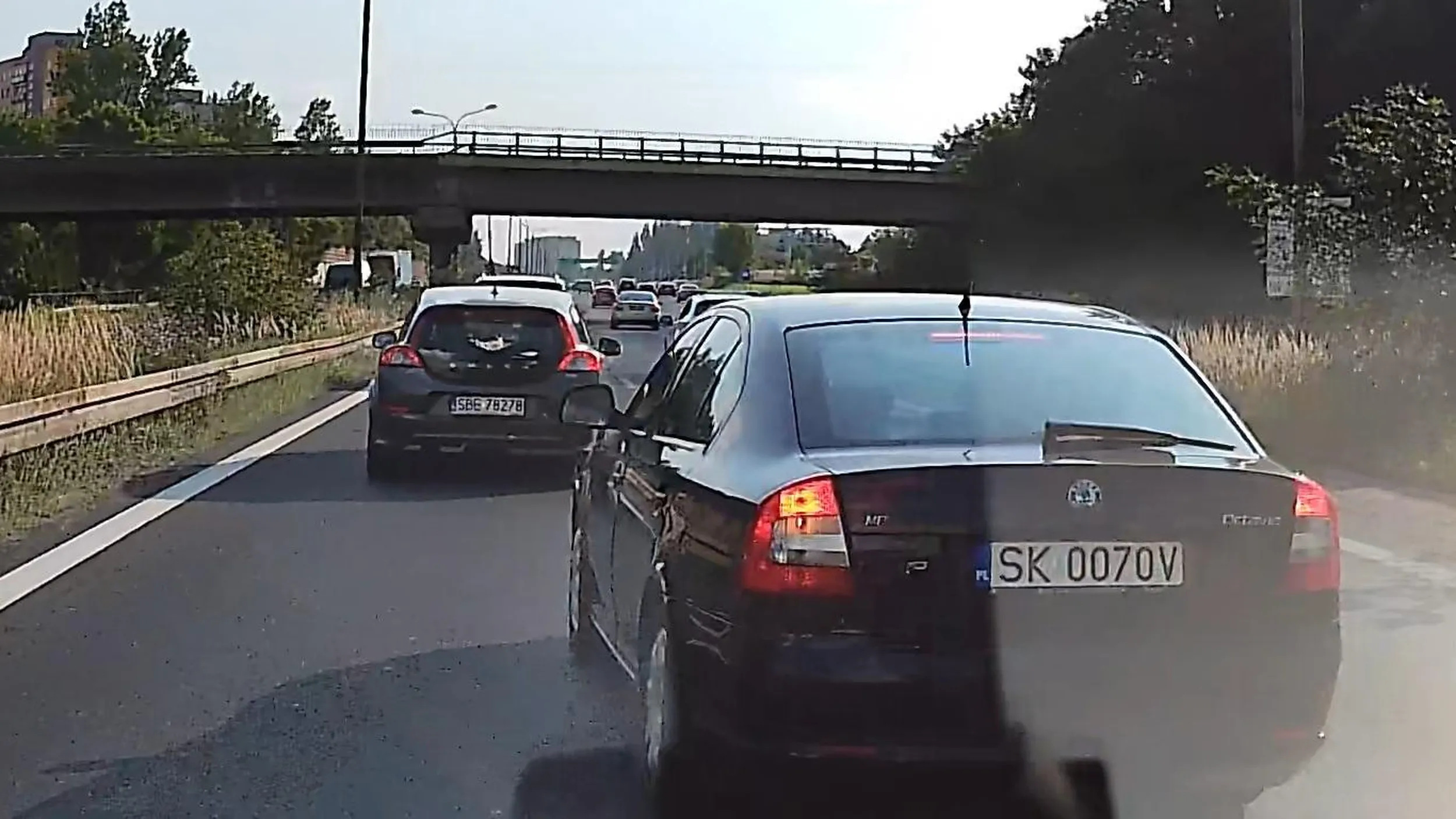 Kierowca bardzo agresywny, zaczepliwy i szukający konfliktu na drodze. Agresje wywołała sytuacja jak na zwężeniu drogi nie zastosował się do jazdy na suwak. A później to klasyka. Nagranie od suwaka do wymuszenia i hamowania nagrane i dostępne na YT.