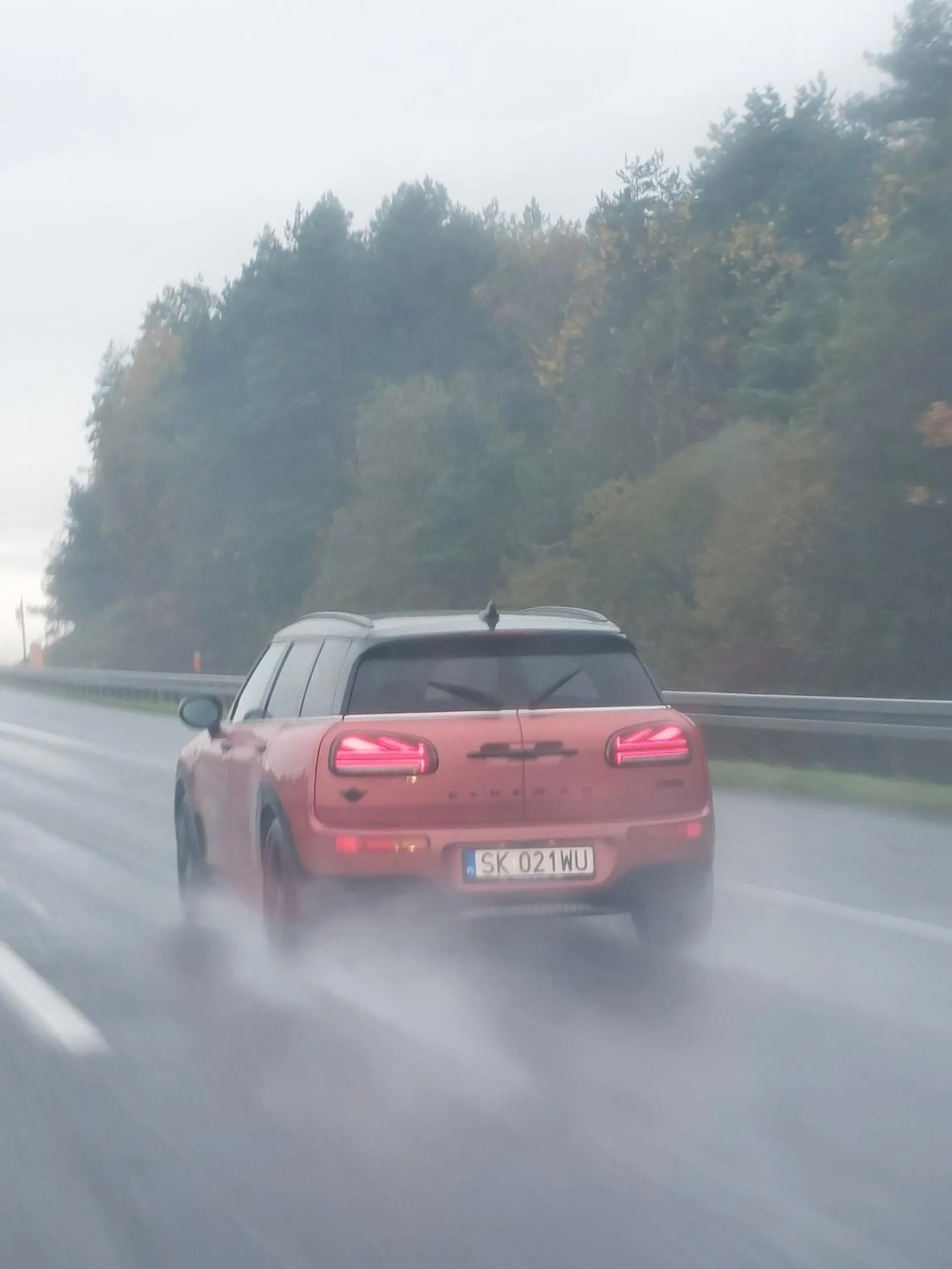 Pani jezdzi ciągle lewym pasem z małą prędkością na drodze szybkiego ruchu i nie zjeżdża na prawy pas. Stwarza zagrożenie na drodze, robi się sznur aut.