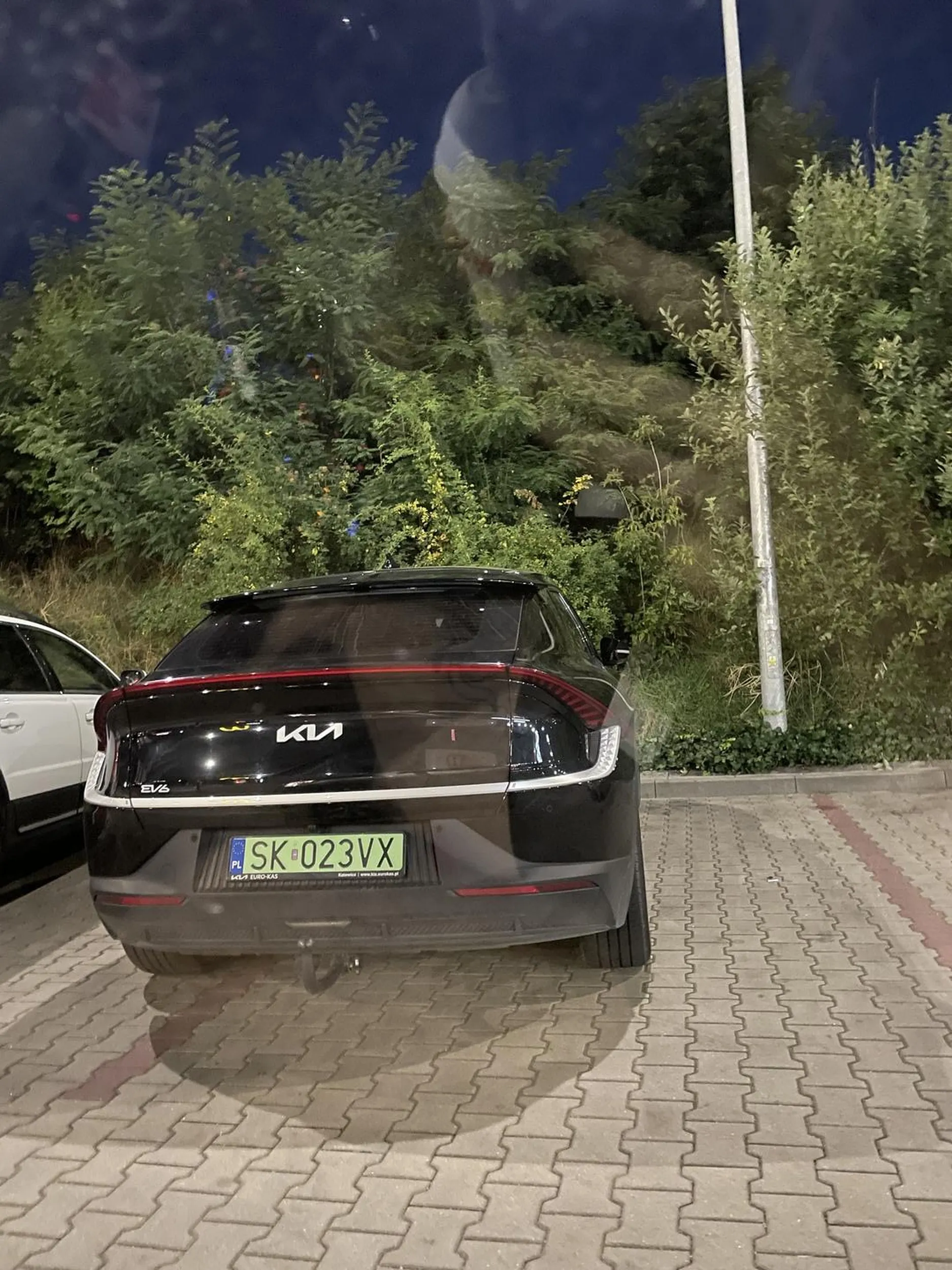 Trzykrotne poprawianie parkowania i tak zdało się na nic, bo zamiast zająć 1 miejsce, panienka zajęła 2. Polecam jakiś kurs parkowania :)))