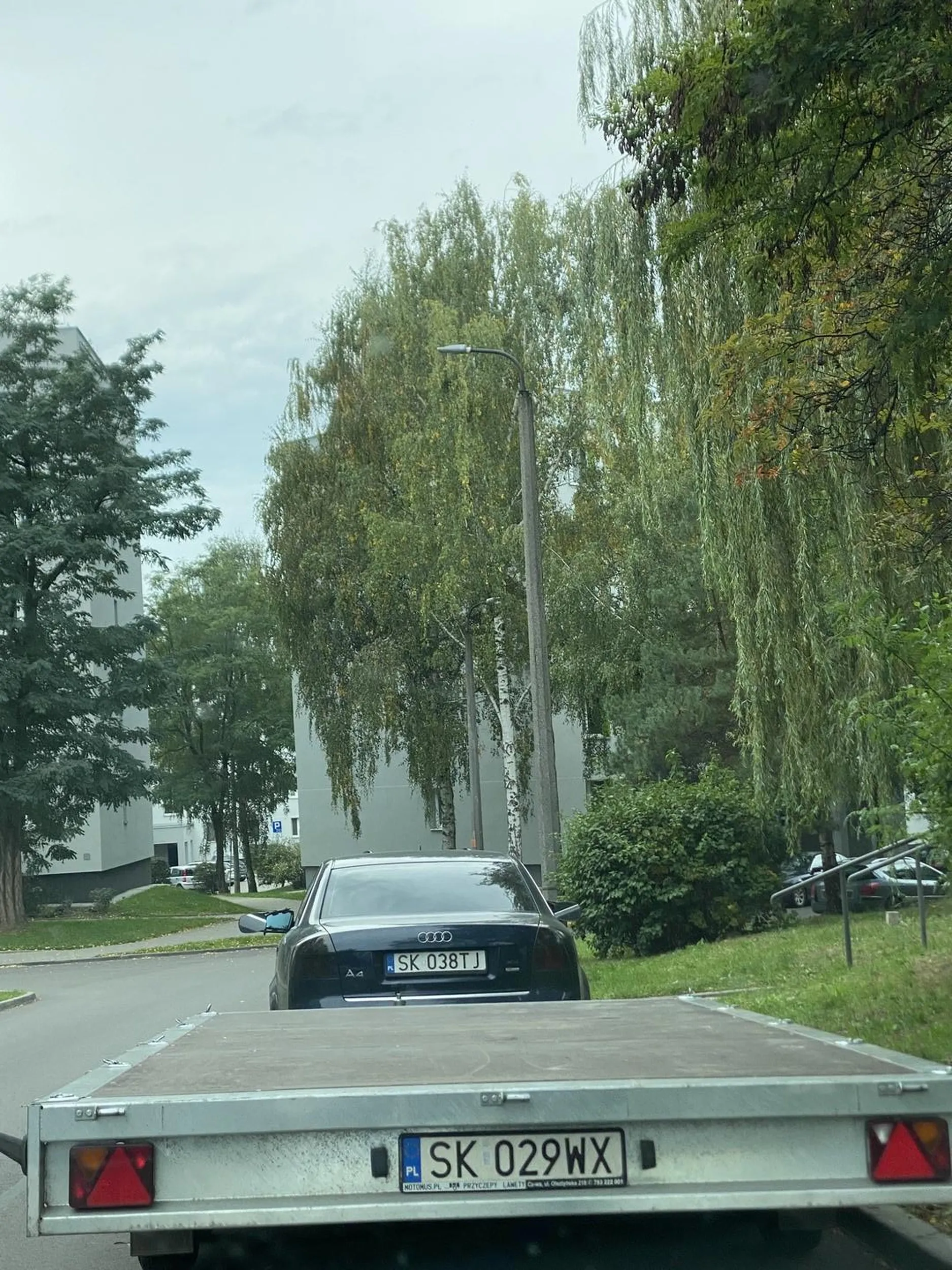 Parkowanie na osiedlu na 4 auta, bo jaśnie pan od paru tygodni musi miec przyczepke do swojego kałdi podpiętą. Gdzies ma to, ze kazde miejsce na osiedlu jest na wage złota. On od miesiecy se najczesciej staje tym gruchotem z przyczepką pełną palet, która przeważa to auto.