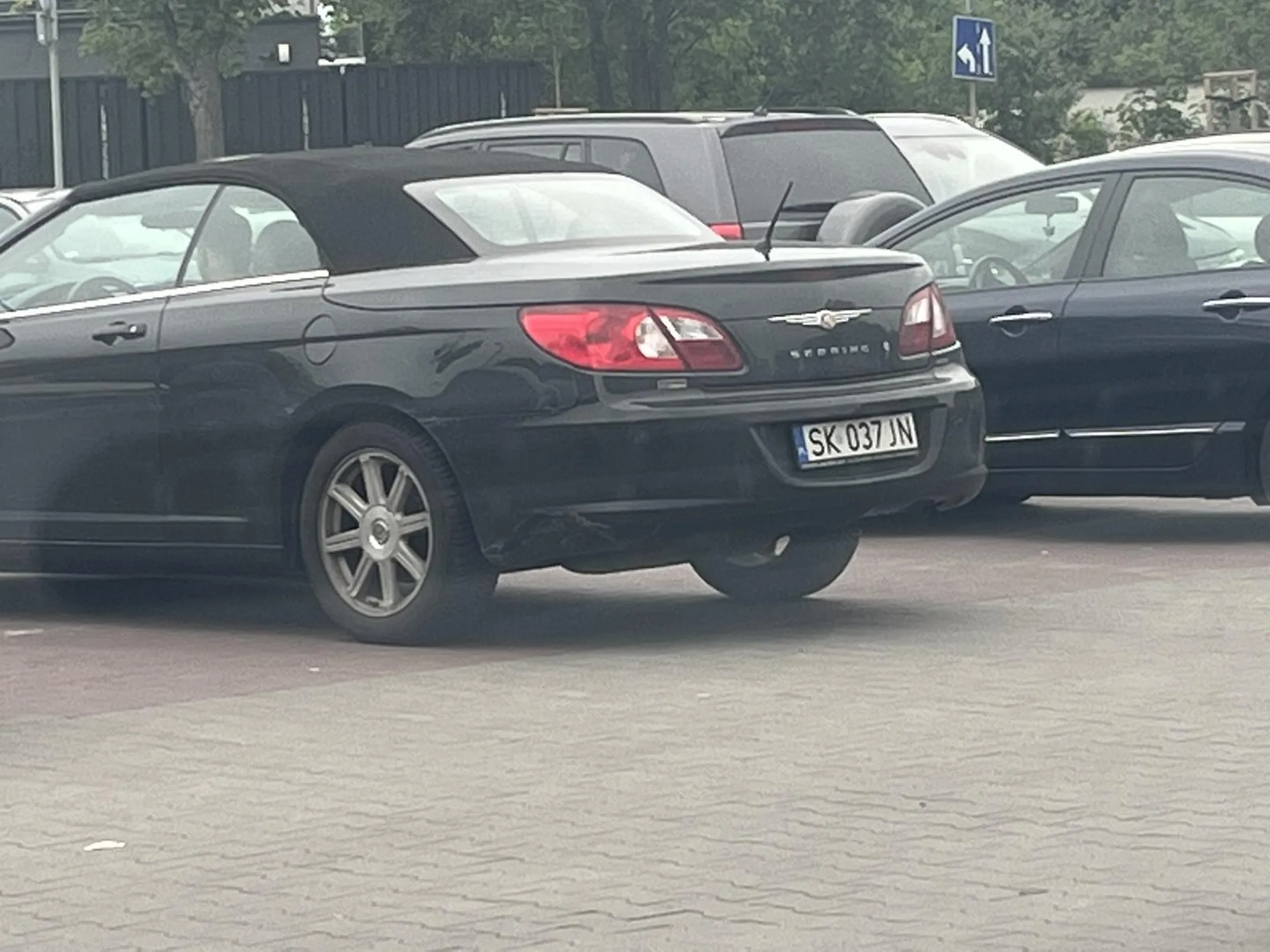 Dwa miejsca na pewno wystarcza? Szczególnie ze w środku siedzisz za kolkiem