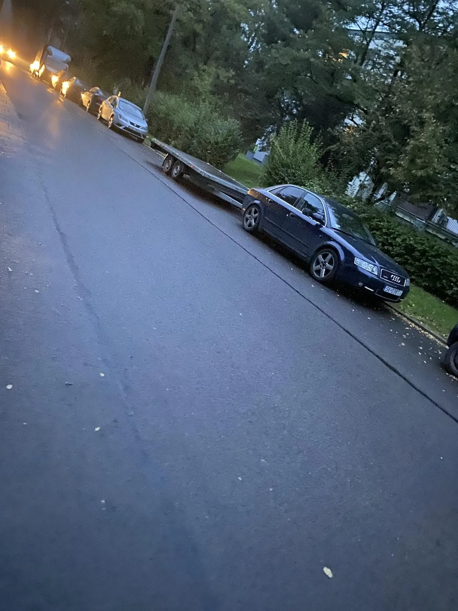 Parkowanie na osiedlu na 4 auta, bo jaśnie pan od paru tygodni musi miec przyczepke do swojego kałdi podpiętą. Gdzies ma to, ze kazde miejsce na osiedlu jest na wage złota. On od miesiecy se najczesciej staje tym gruchotem z przyczepką pełną palet, która przeważa to auto.