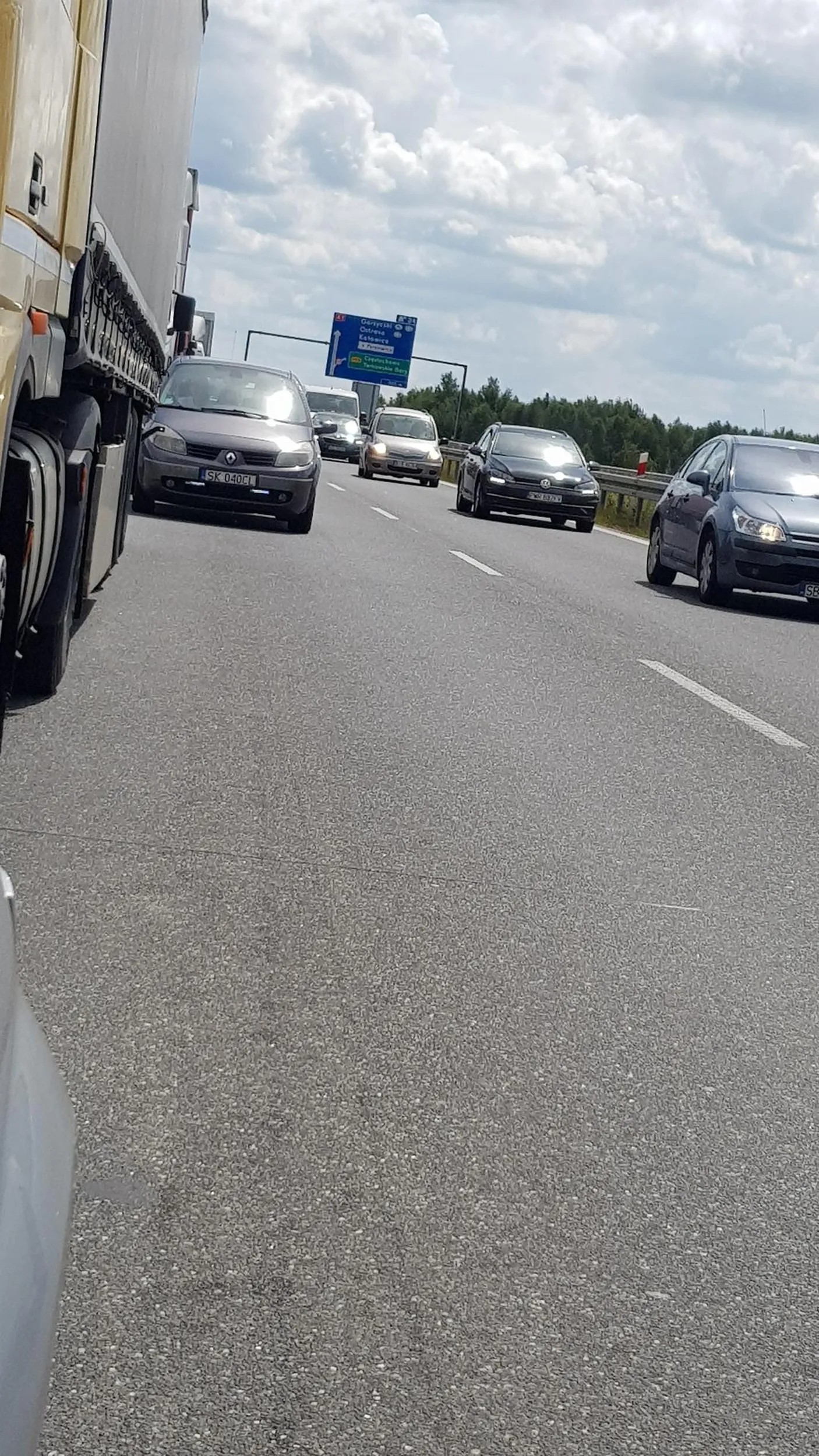 Blokował drogę życia - spowolnił karetkę