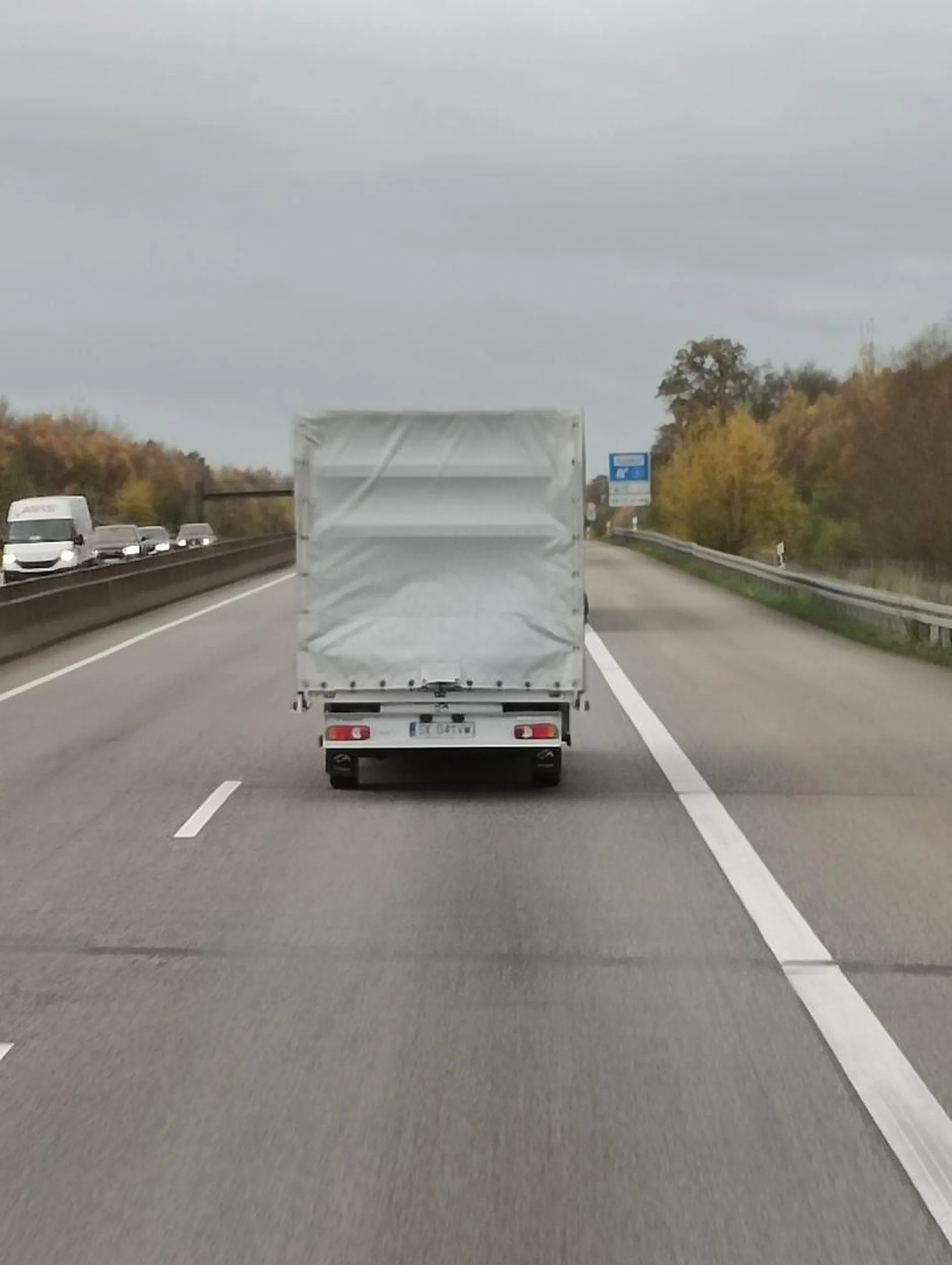 Ten busik mijał mniej dziś 14/11/2023 ok godziny 9 rano na autostradzie nr 5 w stronę Frankfurtu nad Menem.W środku czerwono-czarna  flaga bandery. Do właściciela firmy zastanów się dobrze kogo zatrudniasz i komu dajesz zarobić pieniądze