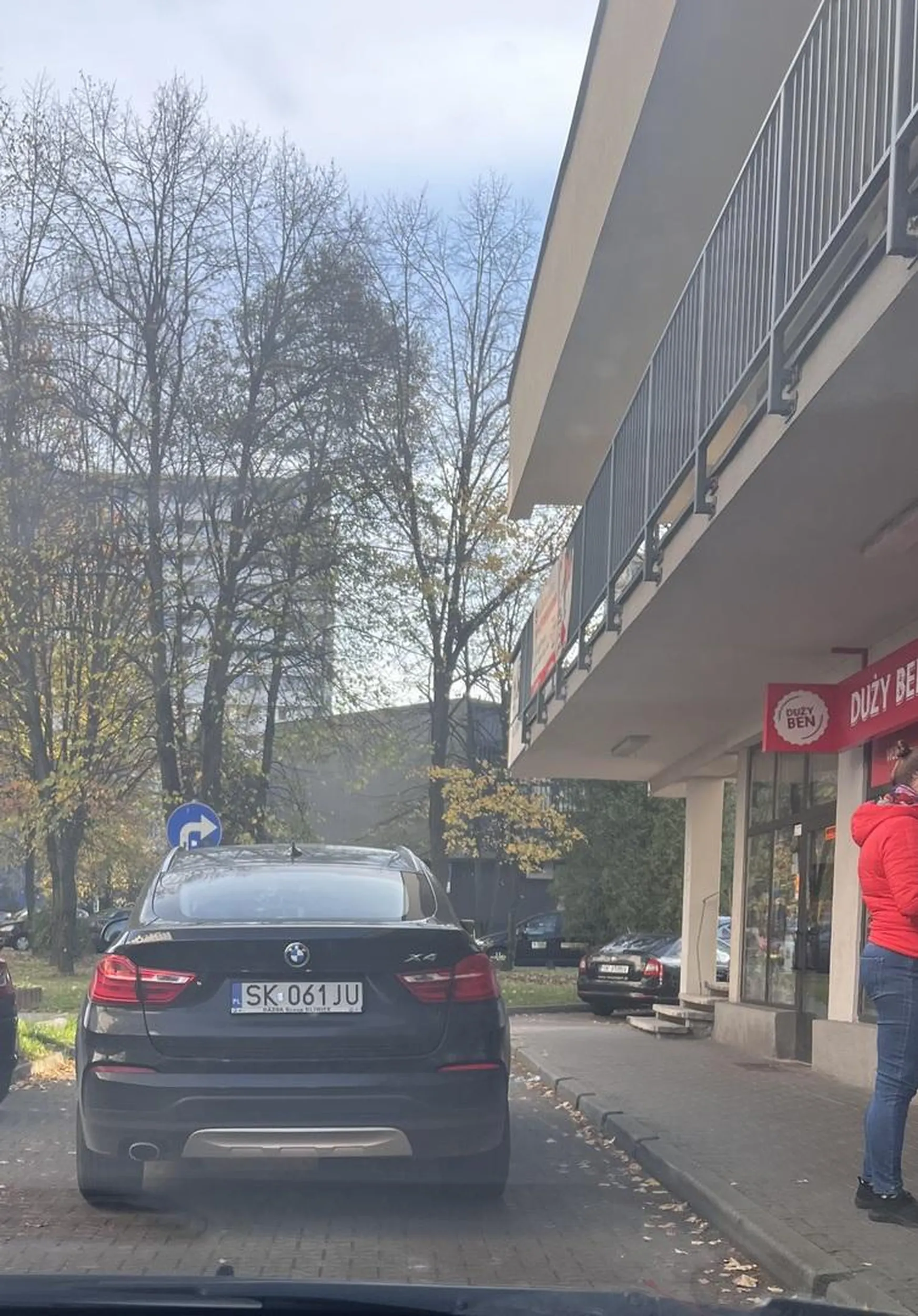 Jak chcesz sobie robić zakupy fajo to zaparkuj na miejscu parkingowym, a nie na środku ulicy blokując przejazd. Myślisz, że jak masz betę to Ci wszystko wolno?!