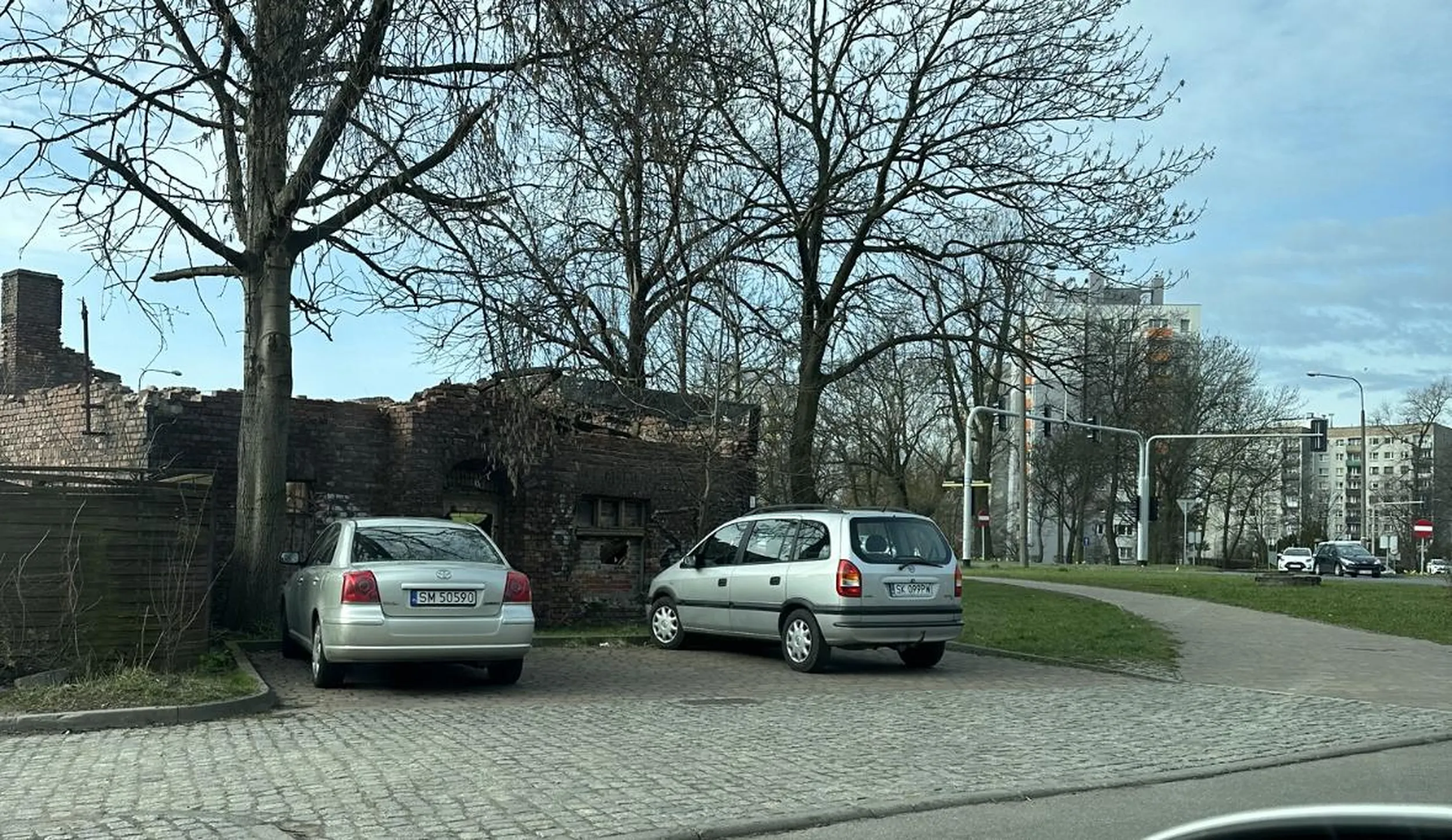 Proszę nauczyć się parkować na jednym miejscu parkingowym zamiast dwóch.