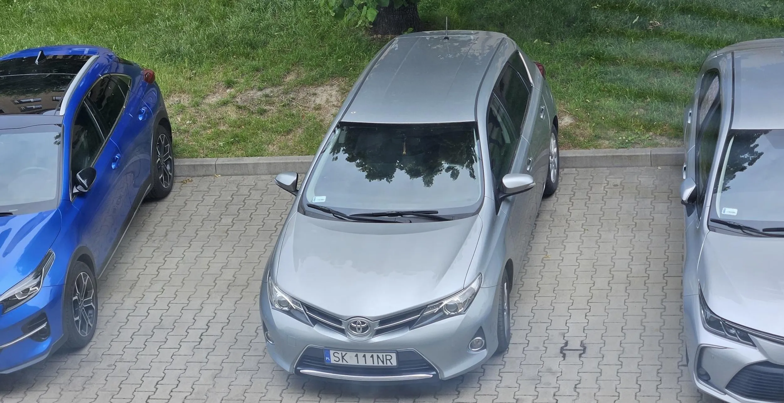 Tępa dzisa, mimo wielokrotnego zwracania uwagi, ciągle zajmuje tym gruchotem po dwa miejsca parkingowe. Obyś się smażyła w piekle! A jak jeździsz tak jak parkujesz, to lepiej oddaj prawko i przesiądź się na autobus.