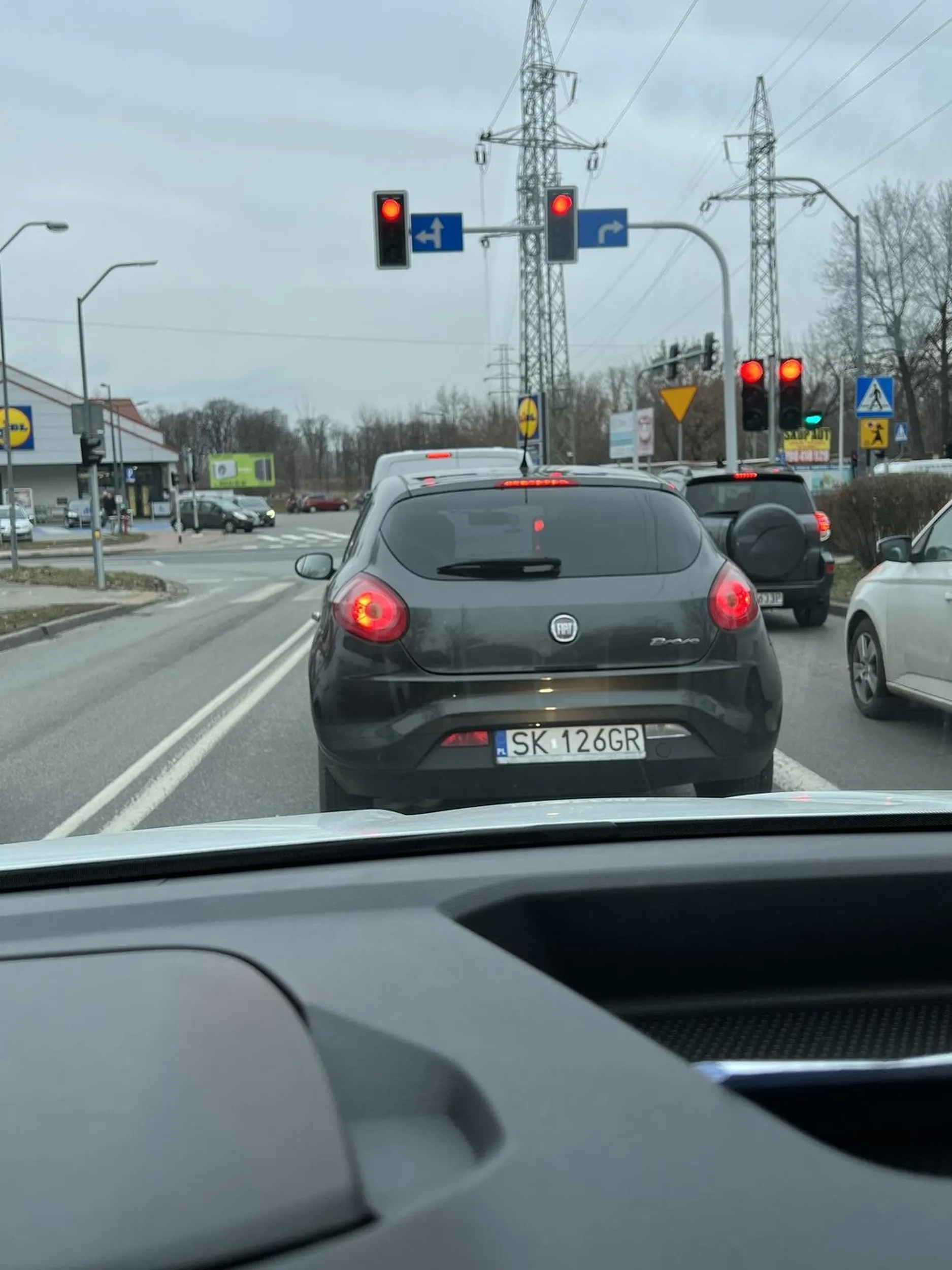 Dawno nie spotkałem takiego przyjeba jak kierowca tego pojazdu. Prawo jazdy prawdopodobnie kupione na Ukrainie, albo wygrane w dożynkach.