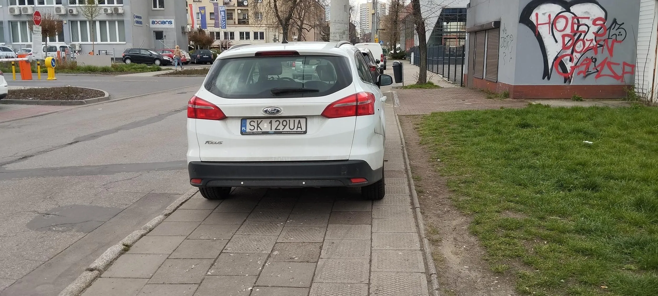 To jest chodnik, nie parking.