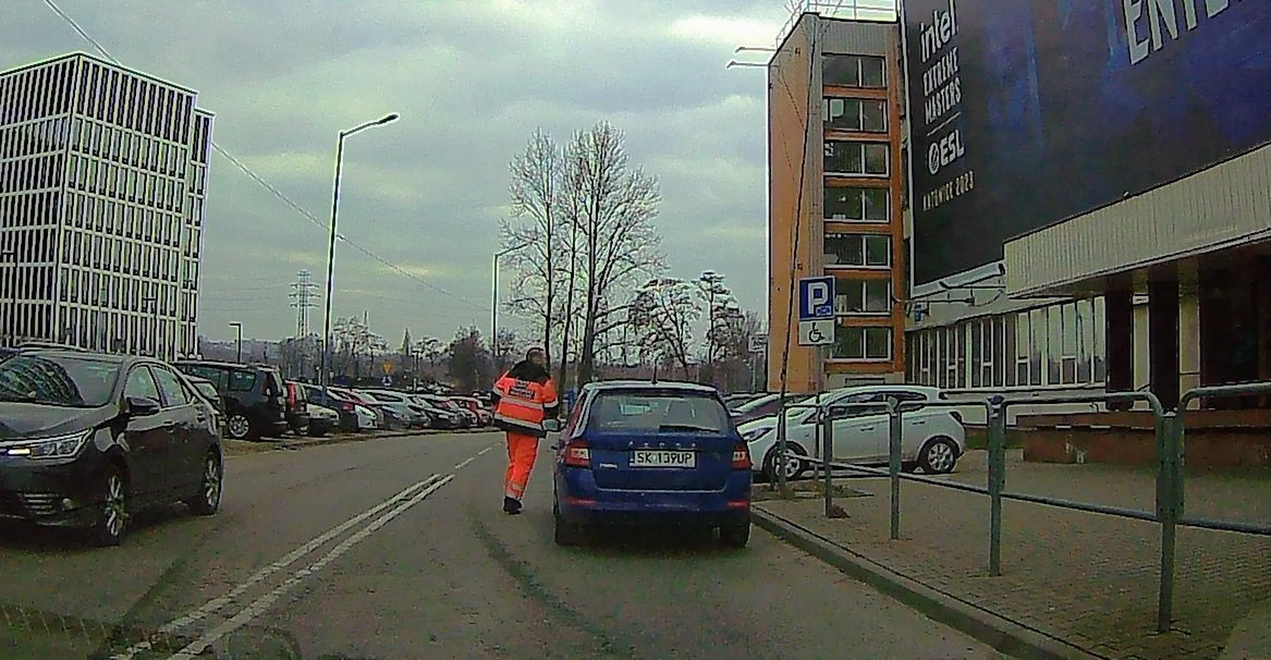 Eleganckie parkowanie na zakazie i w obrębie skrzyżowania. Bo panu dostawcy pilno do przychodni, to szkoda na parking obok, jak można pod same drzwi. :)