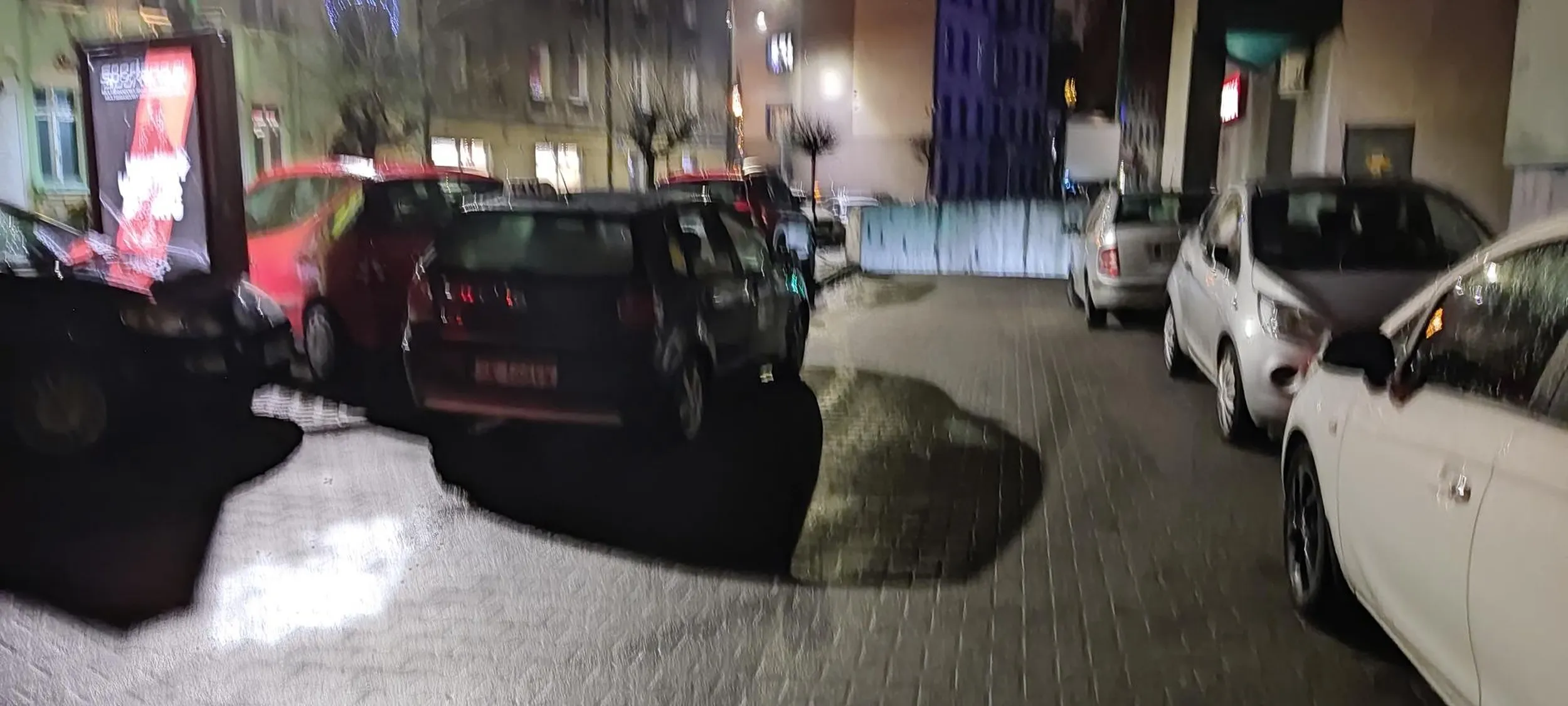 Mistrz parkowania... Zostawi trep auto tak żeby nikt nie mógł przejechać... Nikt tam tak ambitnie jeszcze nie zaparkował... Prawo jazdy to może mieć ale na taczkę chyba....