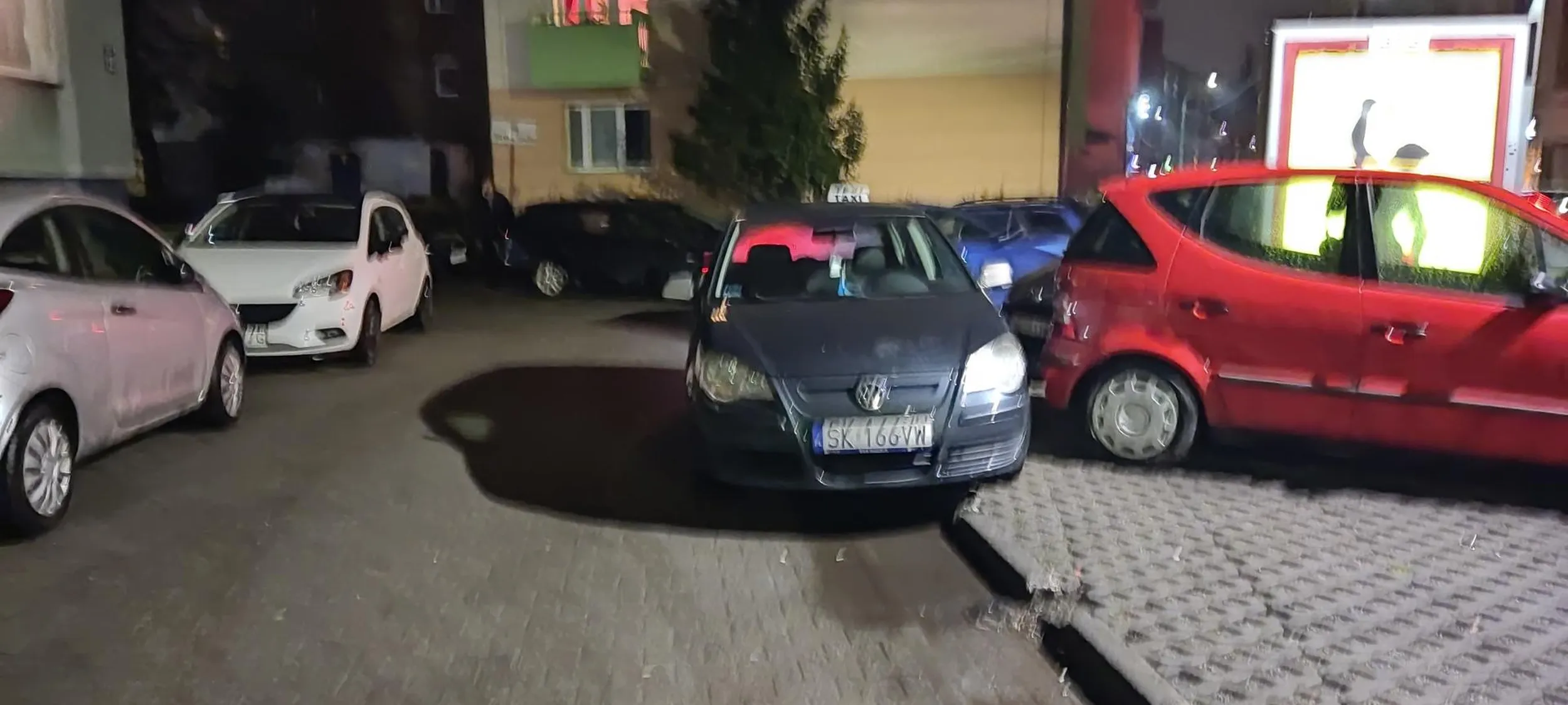 Mistrz parkowania... Zostawi trep auto tak żeby nikt nie mógł przejechać... Nikt tam tak ambitnie jeszcze nie zaparkował... Prawo jazdy to może mieć ale na taczkę chyba....