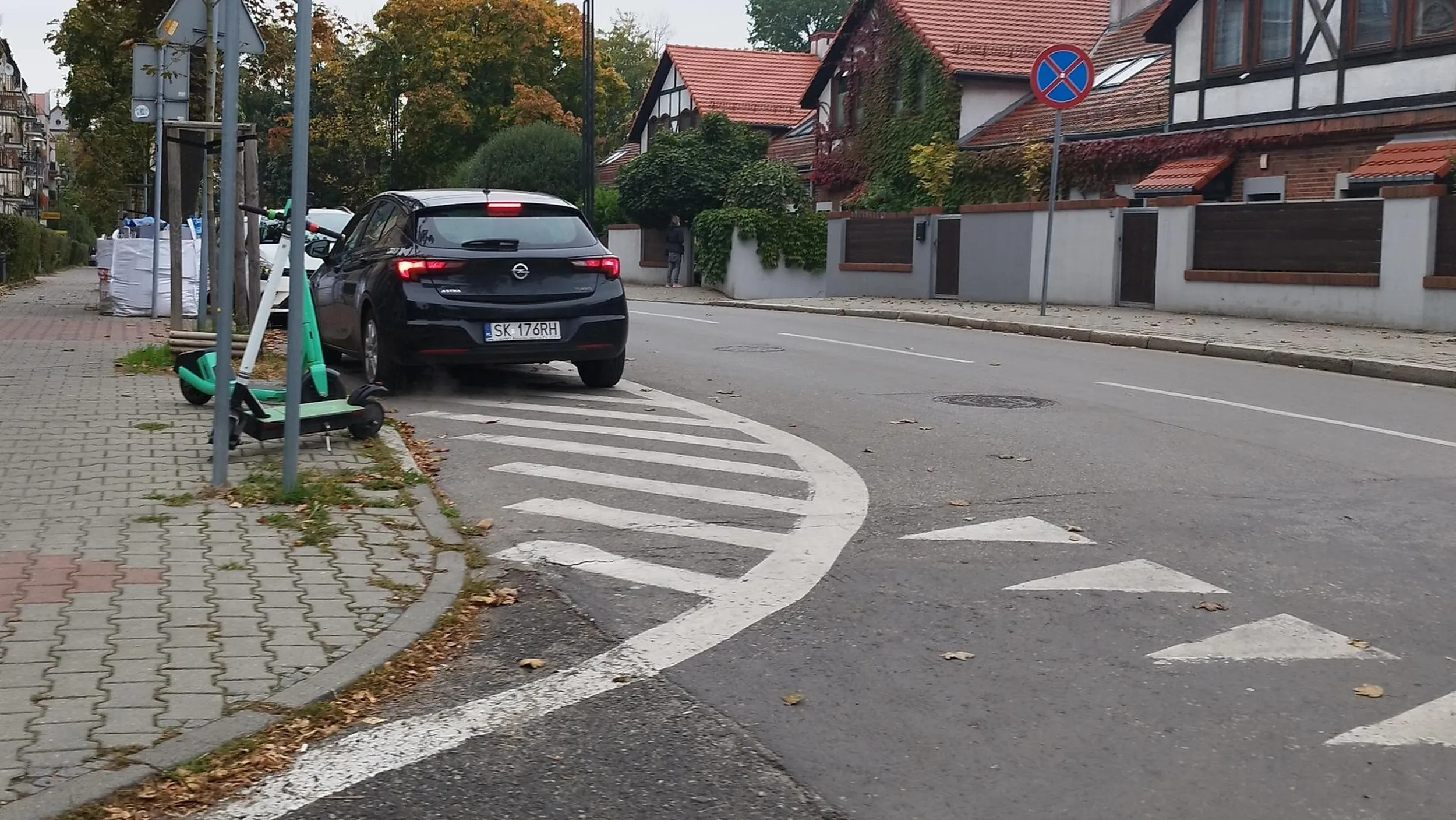 Parkowanie w obrębie skrzyżowania, na powierzchni wyłączonej z ruchu.