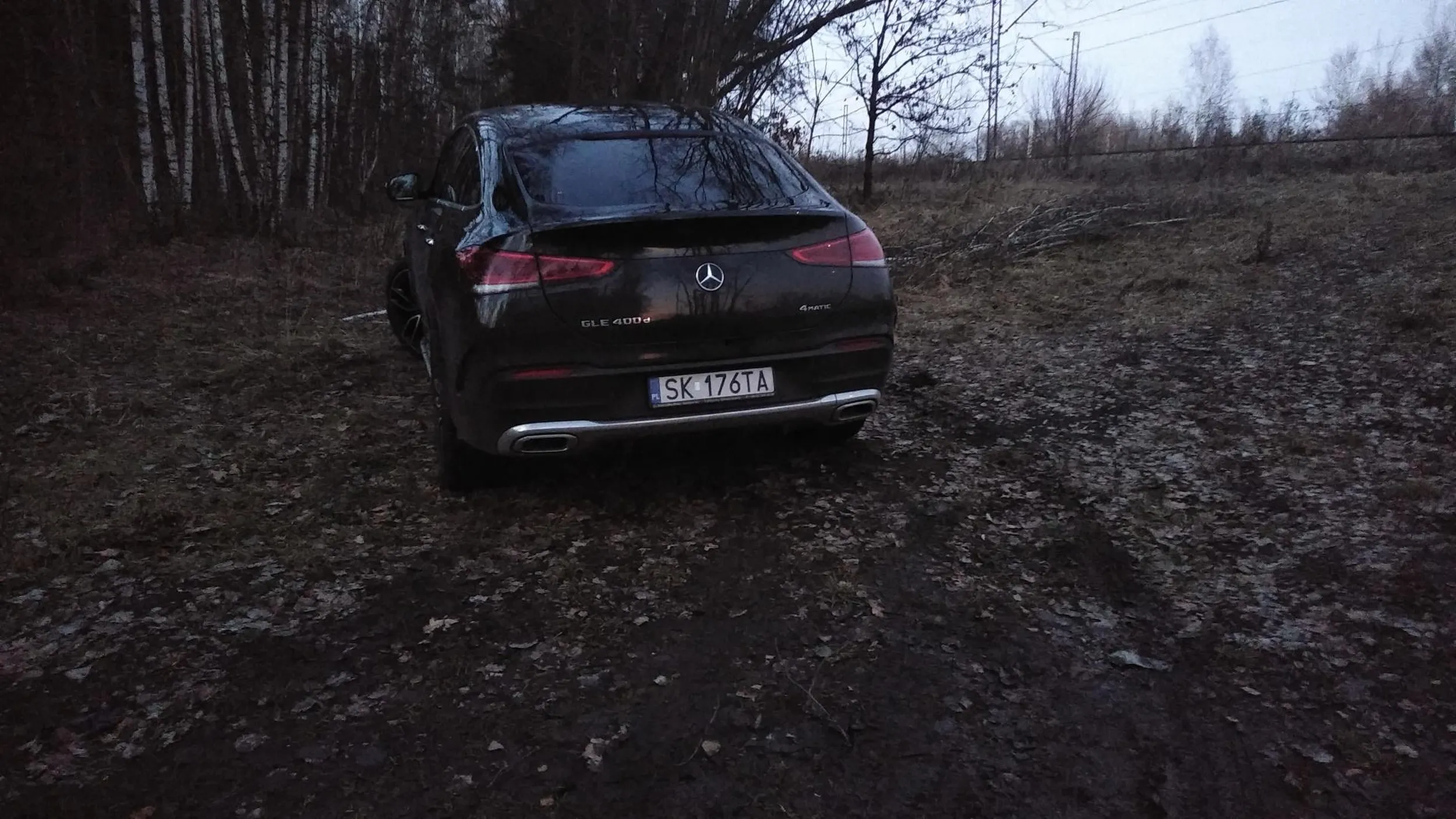 Zakaz wjazdu do lasu. Następnym razem będziesz stał na cegłach.