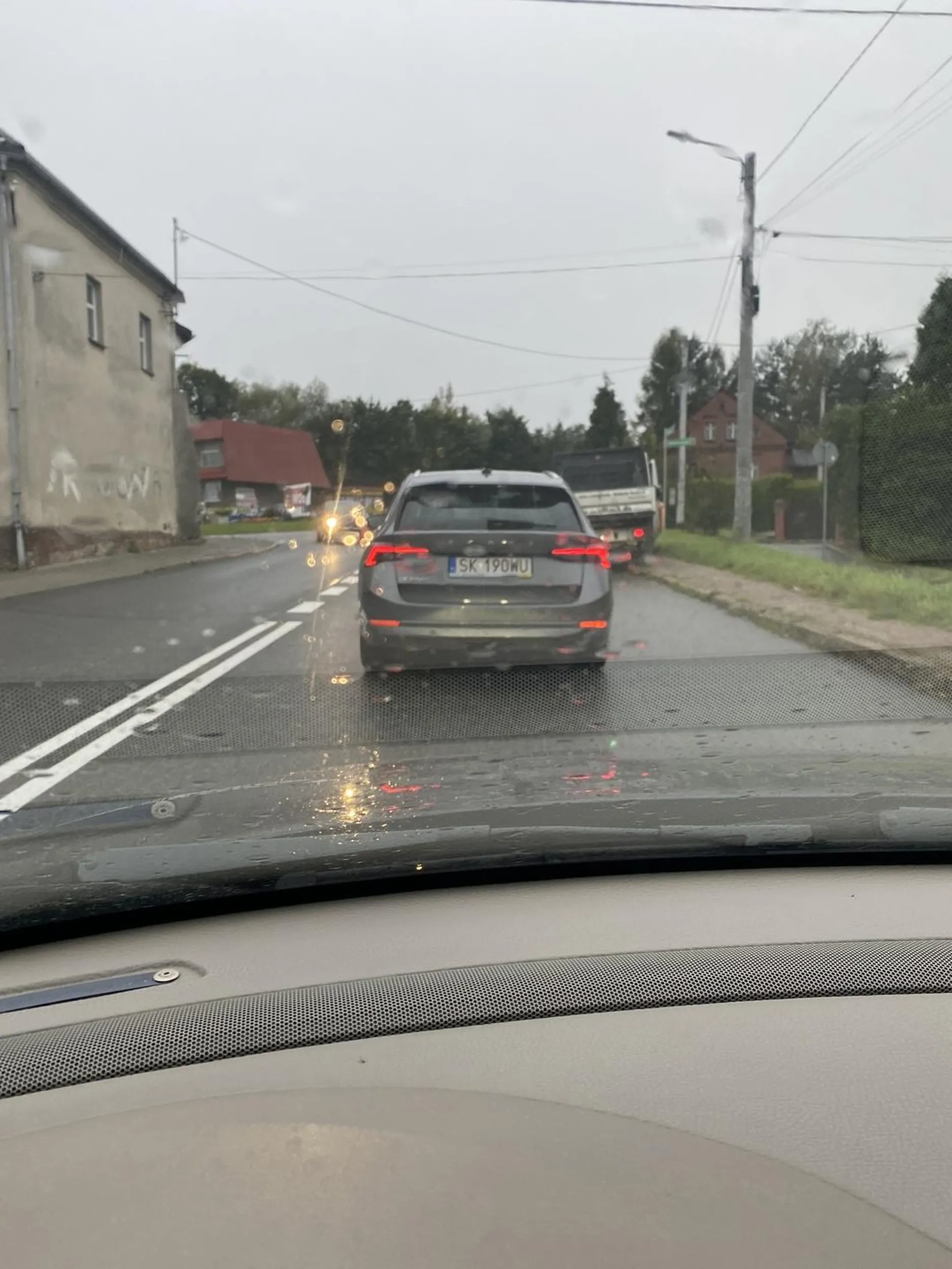 Wyprzedził rano na skrzyżowaniu samochody rozjechał by 3 dzieci na przejściu dla pieszych w Świerklanach taki nie powinien jeździć samochodem tylko furmanką