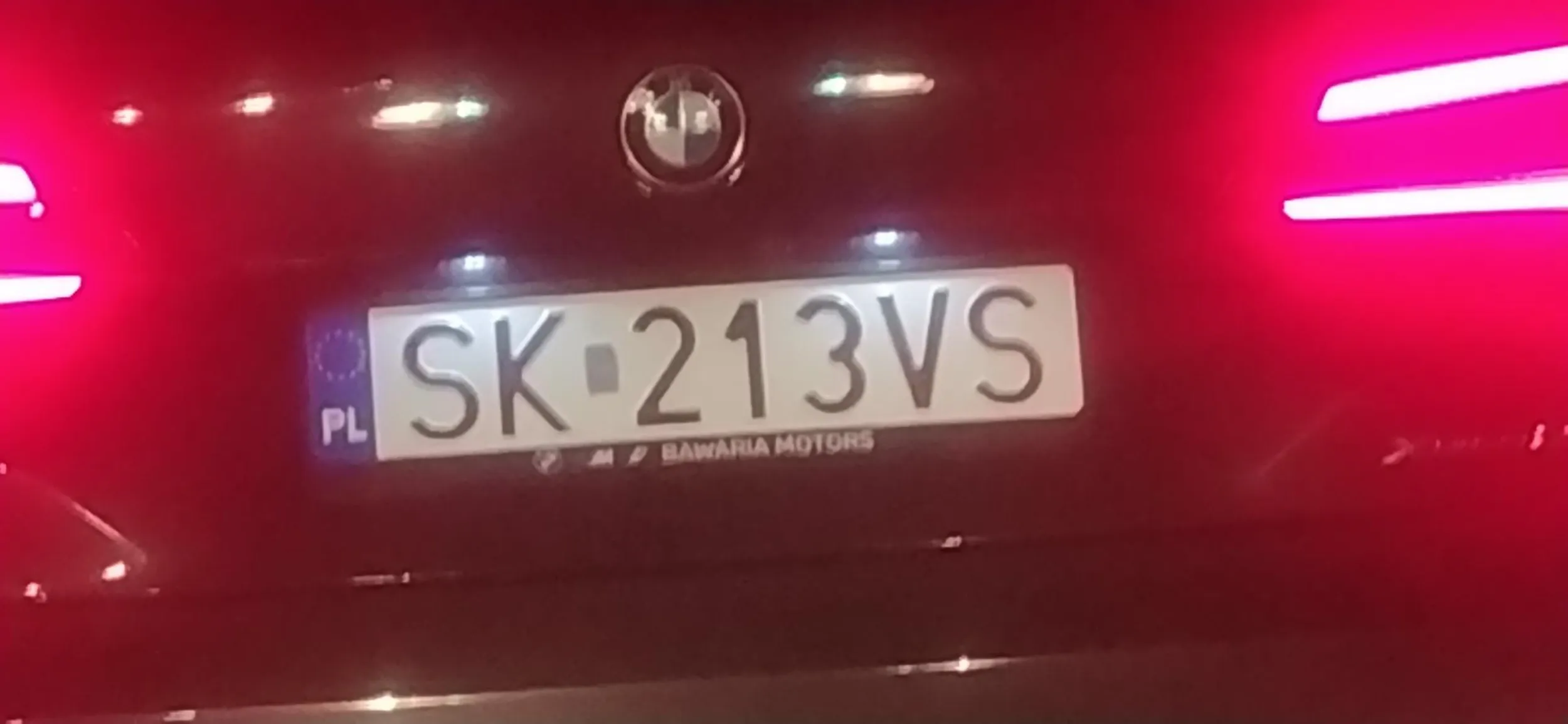 Klasyka Czarne BMW X5 albo X3 ciężko powiedzieć po zmroku Gość wyprzedzając mnie lewym pasem na łuku zajechał mi drogę i tuż przed maską zaczął ostro hamować, mało przez to nie wpadłem w poślizg Później okazało się że ma do mnie jeszcze pretensje. Okazało się również że jest Ukraińcem lub gdzieś ze wschodu . Uważajcie na niego bo jest agresywny , ze mną chciał się bić do póki nie zobaczył że jestem większy.