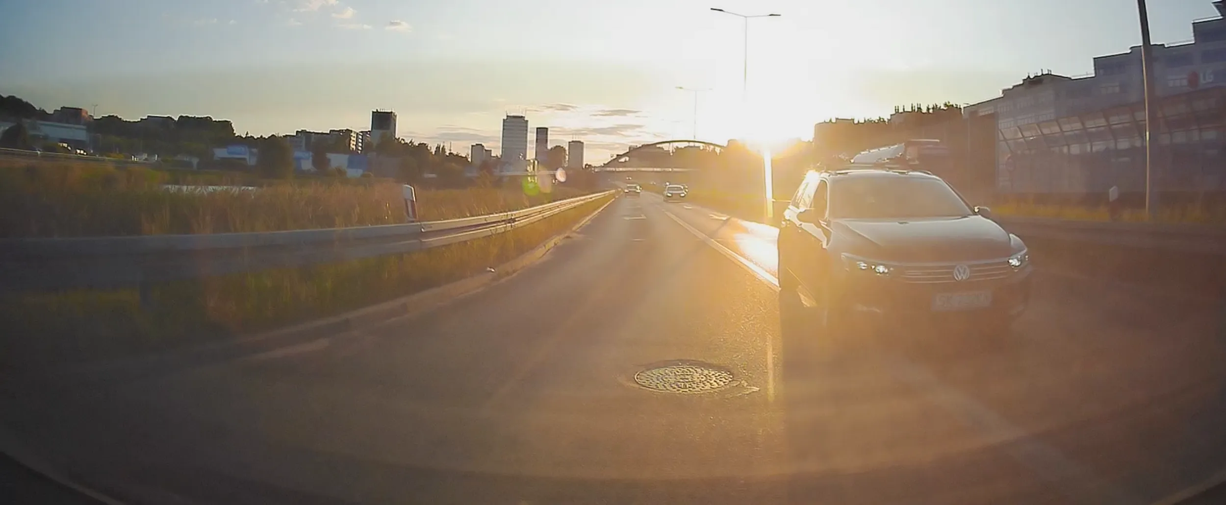 Agresywny kierowca szukający awantury na siłę. Specjalnie przyśpiesza i hamuje, uniemożliwiając zmianę pasa, ponieważ chce wciągnąć kogoś w swoje gierki. Gdy jego zaczepki zostały zignorowane skręcił w prawo nie z tego pasa z którego należy, łamiąc przy tym przepisy i przejeżdżając przez linię ciągłą.