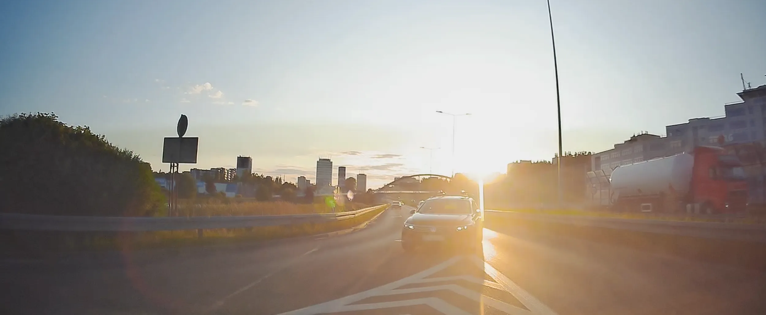 Agresywny kierowca szukający awantury na siłę. Specjalnie przyśpiesza i hamuje, uniemożliwiając zmianę pasa, ponieważ chce wciągnąć kogoś w swoje gierki. Gdy jego zaczepki zostały zignorowane skręcił w prawo nie z tego pasa z którego należy, łamiąc przy tym przepisy i przejeżdżając przez linię ciągłą.