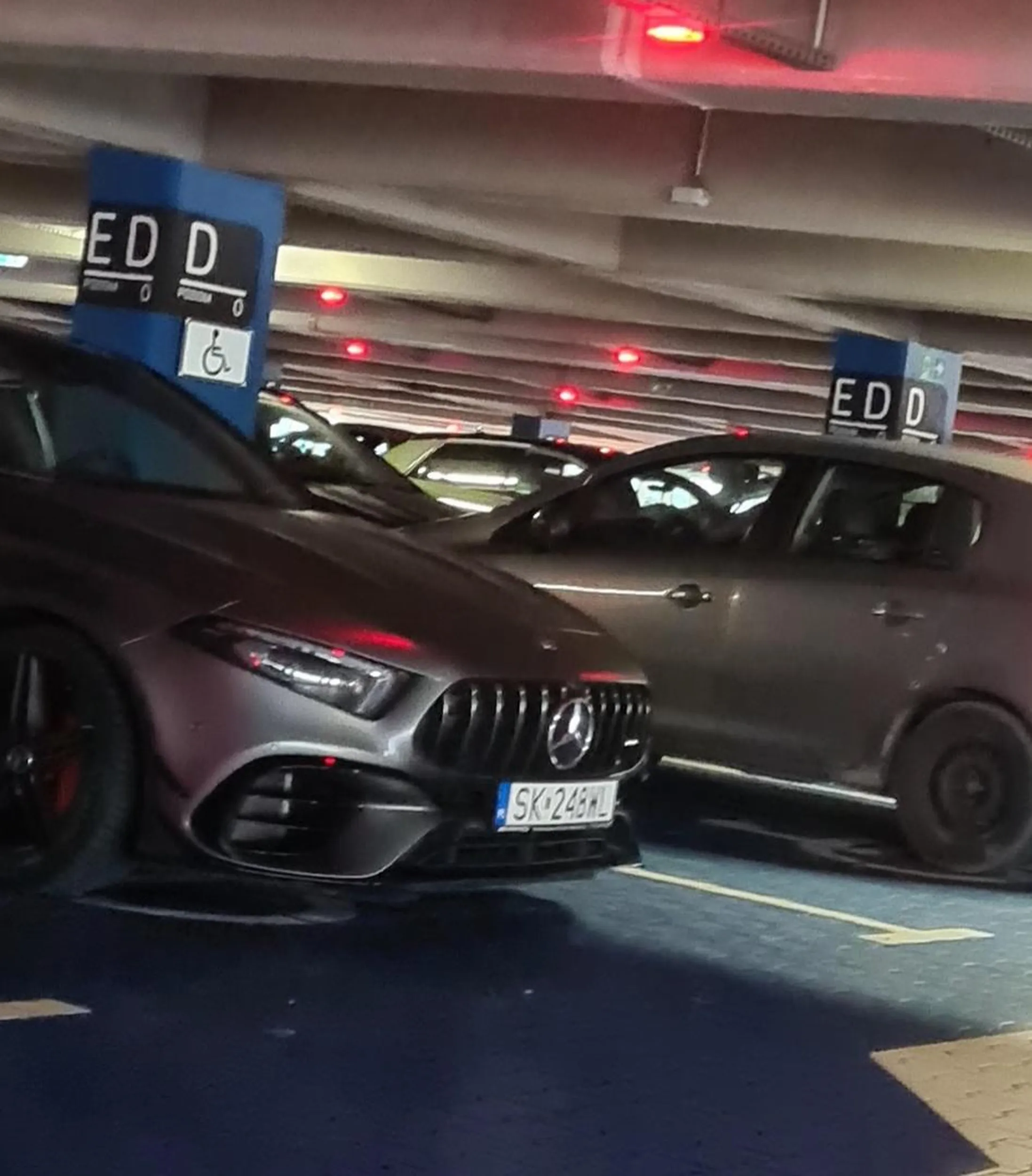 Niepełnosprawny umysłowo. Bezczelnie parkuje na miejscu dla inwalidy i dumnie ze swoją pasażerką zmierzają na zakupy do Libero