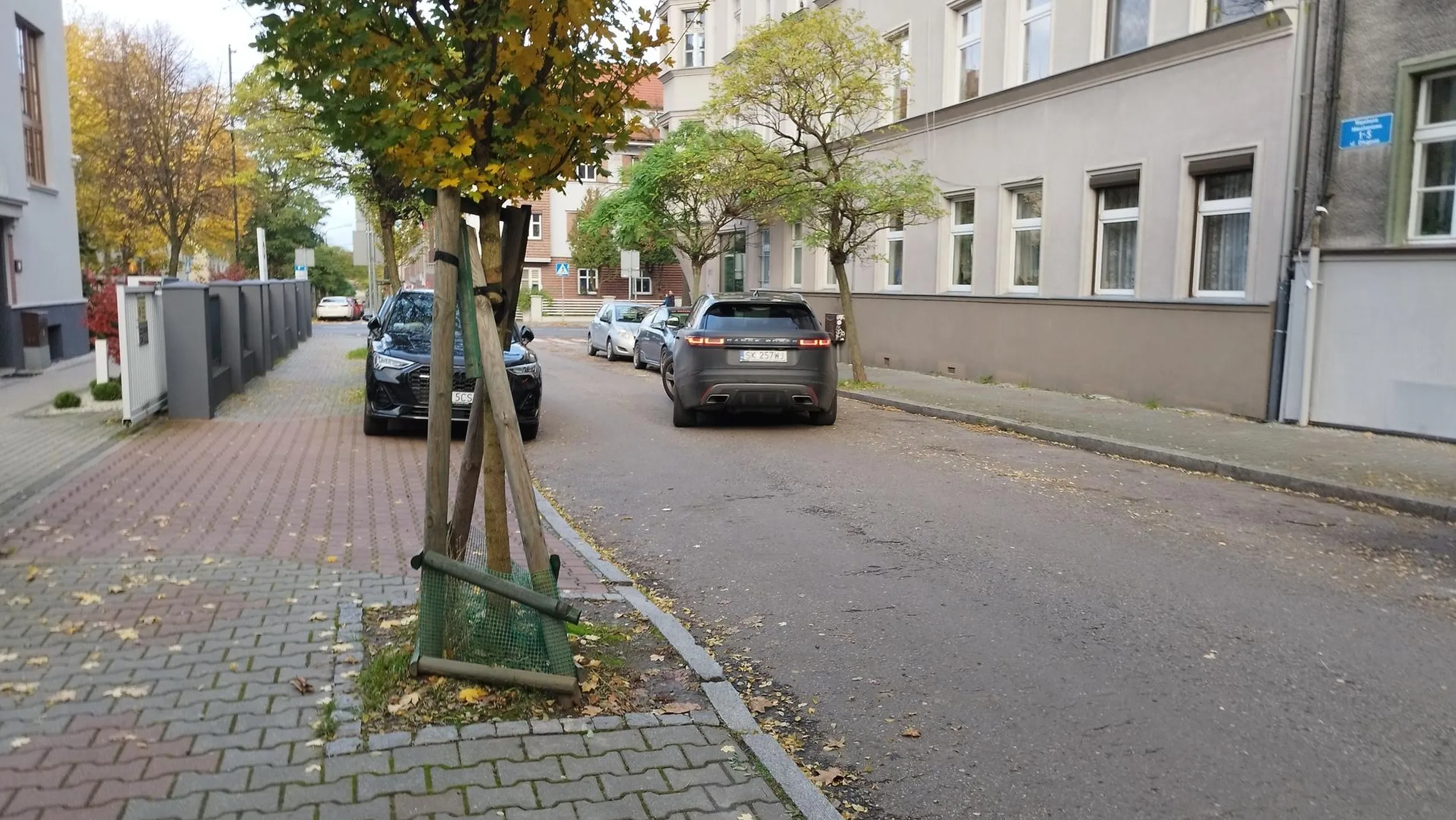 Gliwice, Długosza. Duże auto, mały mózg. Nażarł się sushi i mu na mózg padło. Jedno kierunkowa, tylko nie w tą stronę. Bo ciężko przejechać 300m prawidłowo, a biorą pod uwagę czas jaki zmarnował na zawracanie, to czasowo nic nie zyskał.