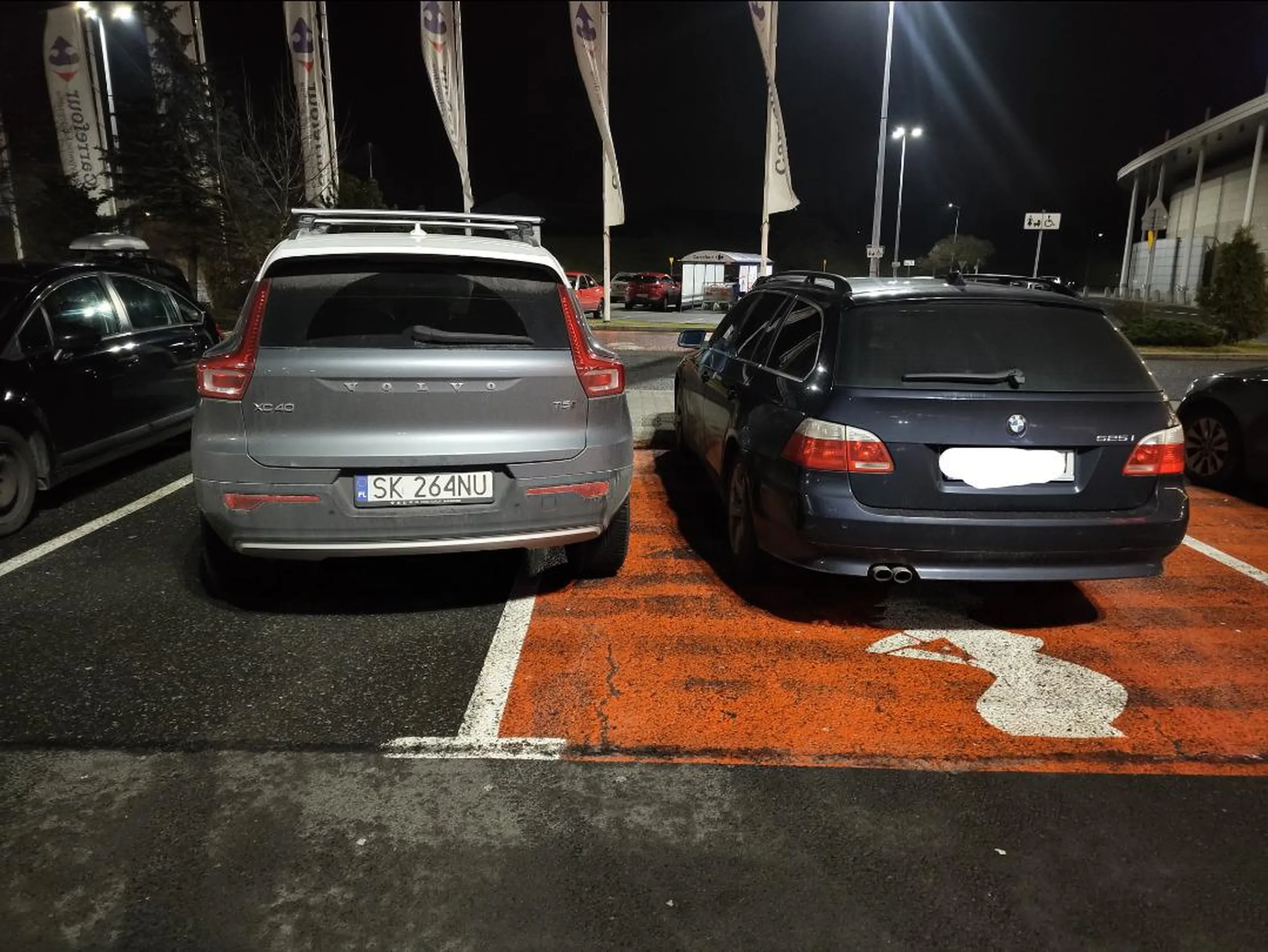 Pani o błąd włosach,nie polecam tej pani nie korzystać , widać że im droższe auto to można więcejxd