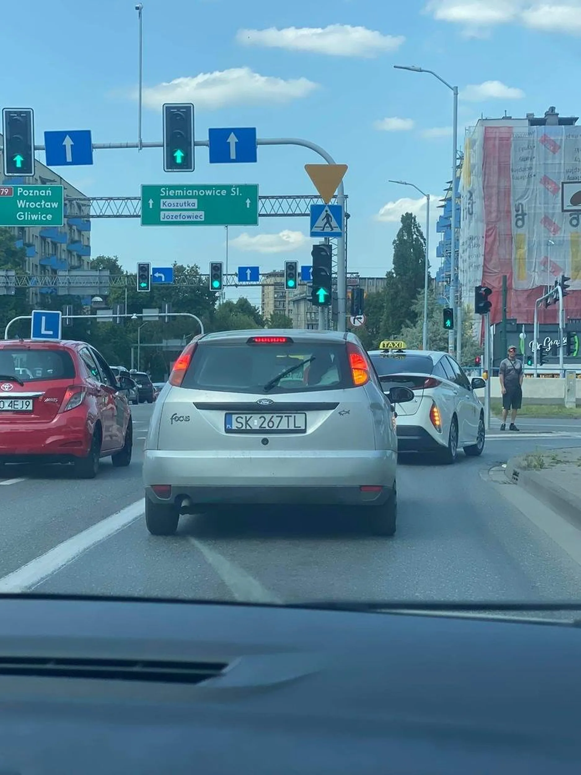 Pasażerowie samochodu bez powodu zaczęli pokazywać środowy palec. Jak matka nie wychowała to nie musicie się. Tym odnosić. Lansują się starym zdezelowanym focusem w dieslu.