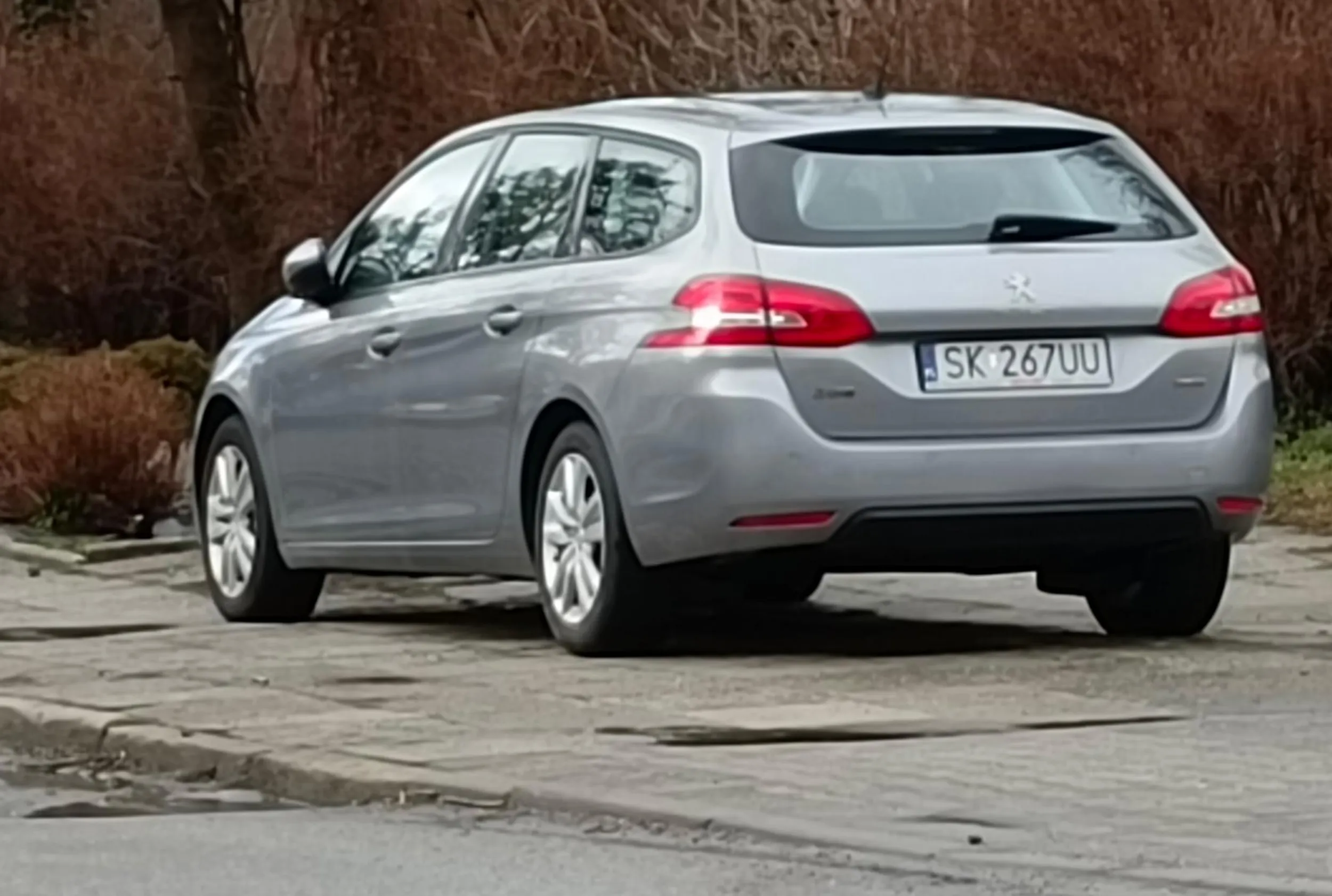 Parkuje cham na chodniku dla pieszych tak że nie da się  wózkiem z dzieckiem przejechać.