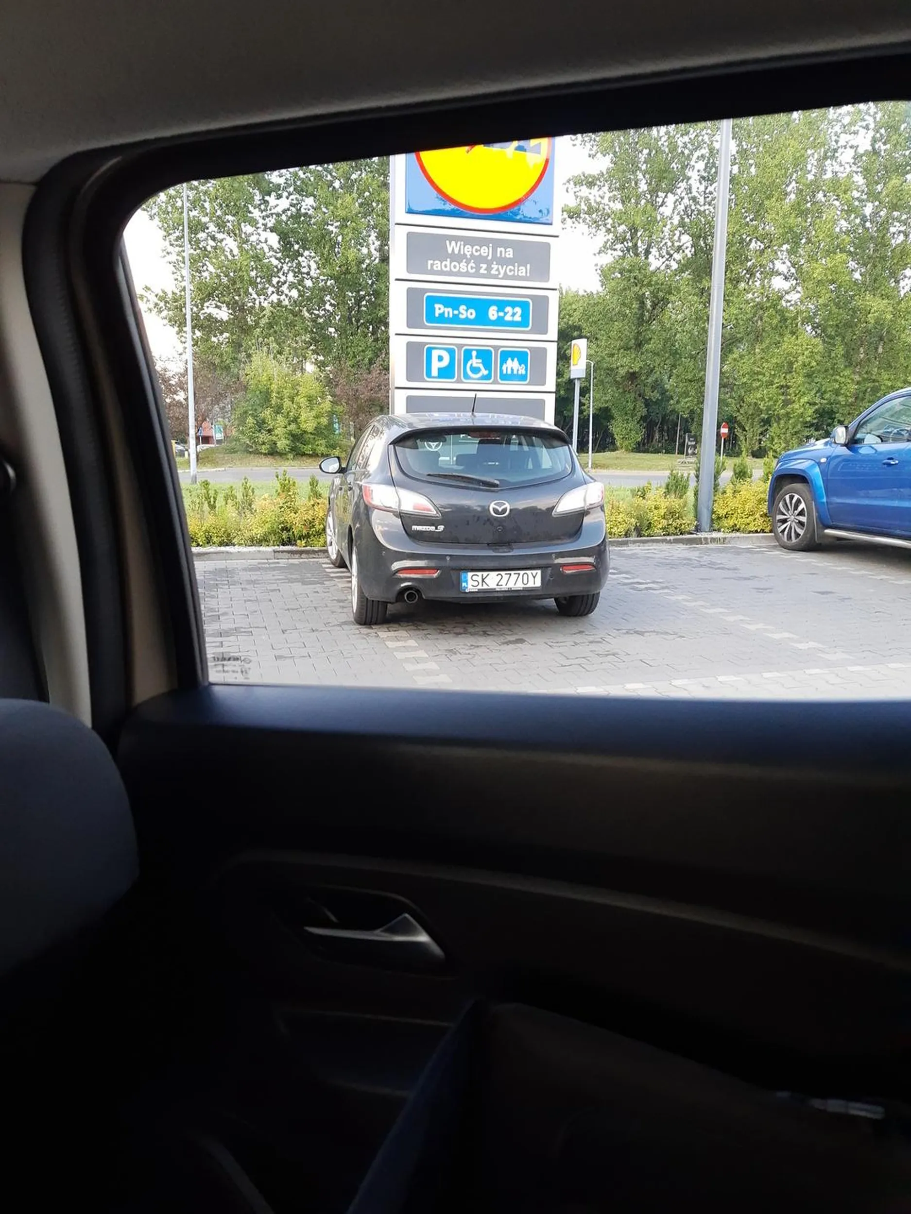 Gość zaparkował tak, że wsiąść do samochodu się nie dało