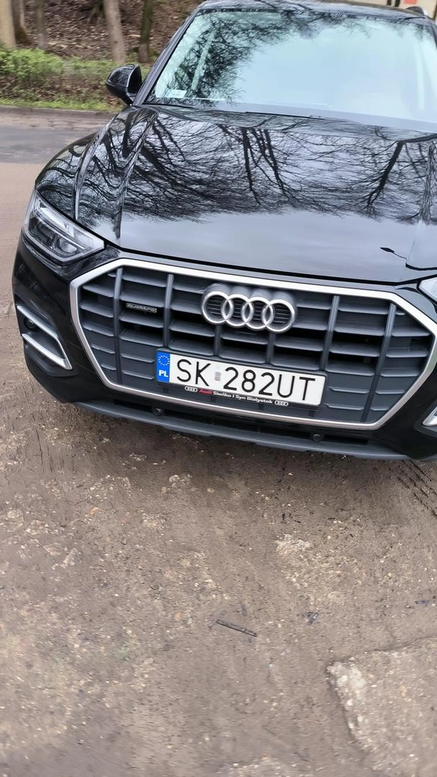 Ktoś tu wygrał prawko na loterii. Parkowanie na chodniku i blokowanie przejścia to standard