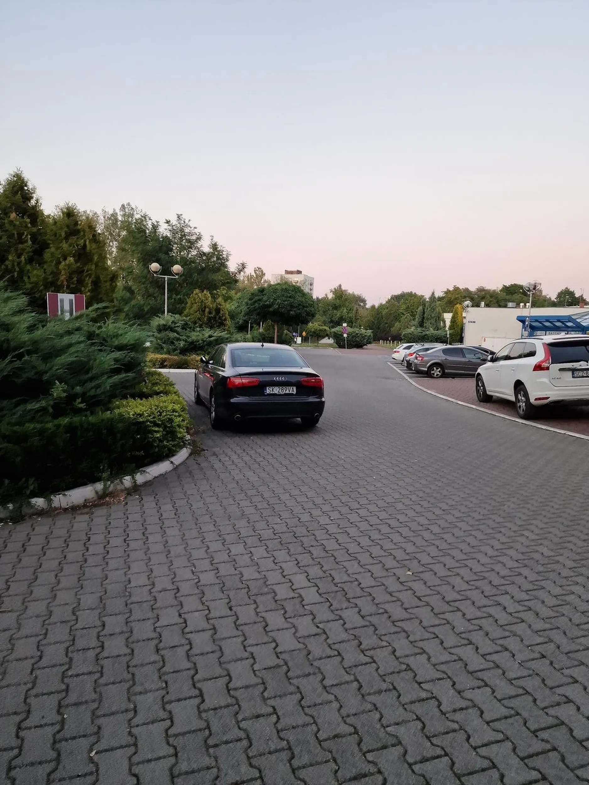 Parking przed aquaparkiem Nemo 80% wolnych miejsc ale co tam mam audi więc zaparkuje sobie na prawie środku drogi
