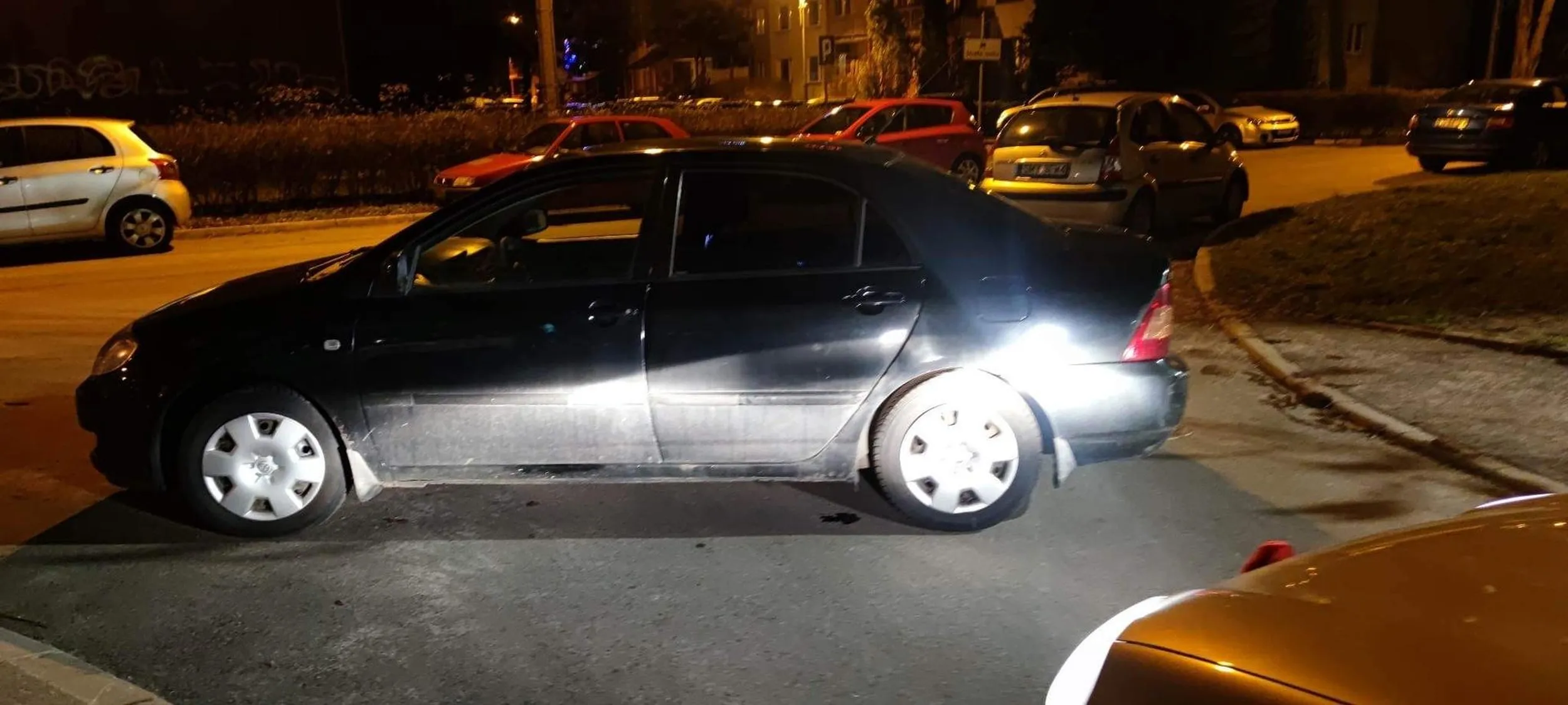 Karny kut…. Za parkowanie na środku drogi