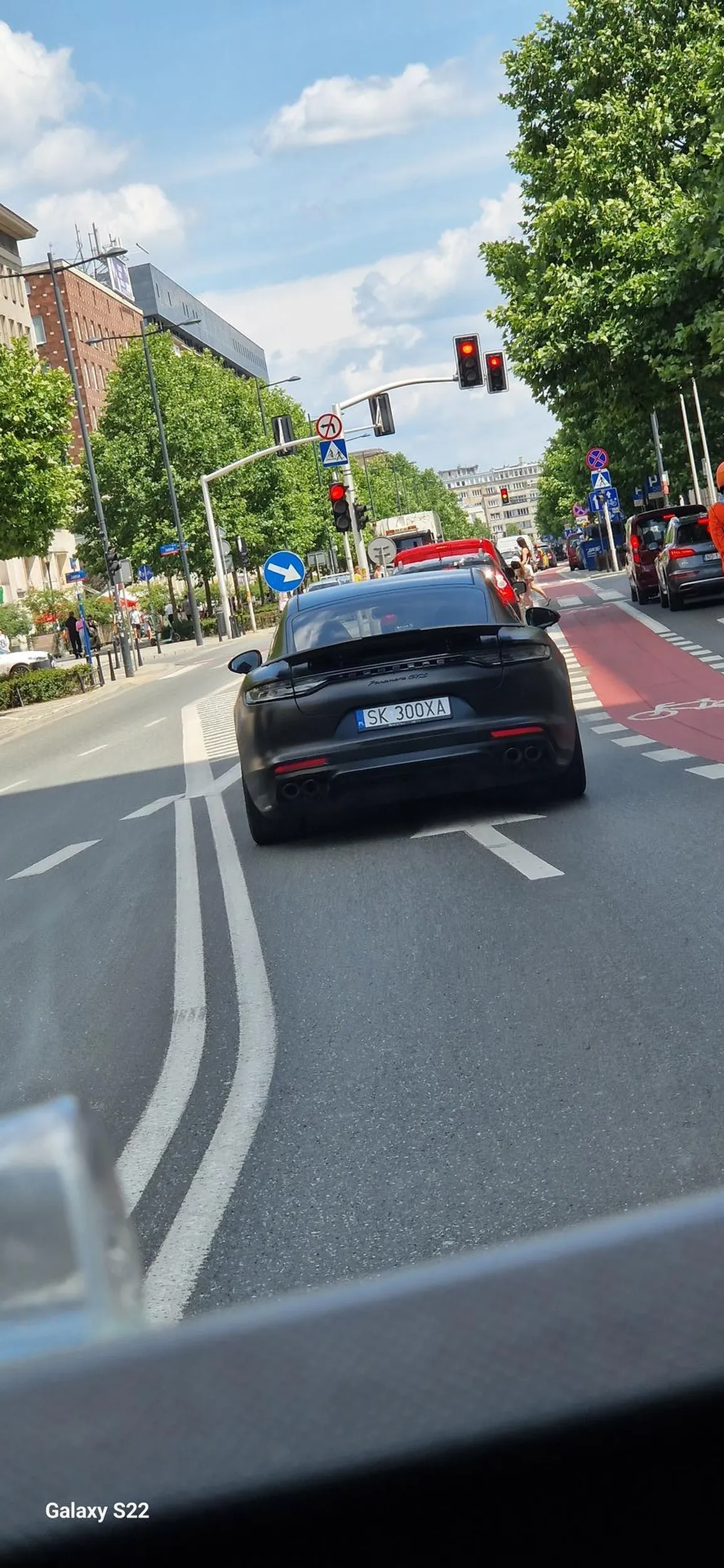 Wpierdala się na skrzyżowanie Nie licząc  się z innymi....śmieć się do Klubów na mazowiecką śpieszy