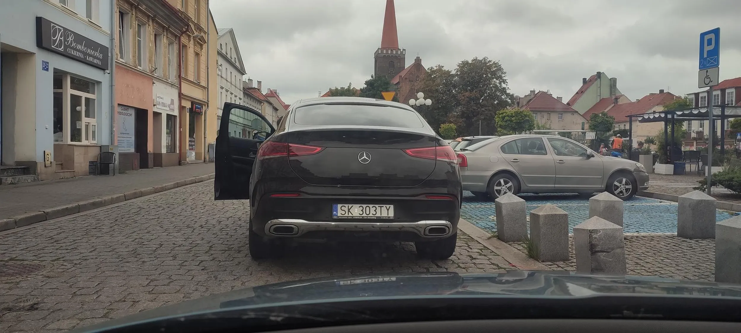 Gościu, rozumiem że nie było miejsc ale zastawiles miejsce dla niepelnosprytnych i ja też dzięki tobie nie miałem gdzie stanąć. Obyś nigdy nie musiał z takich miejsc korzystać