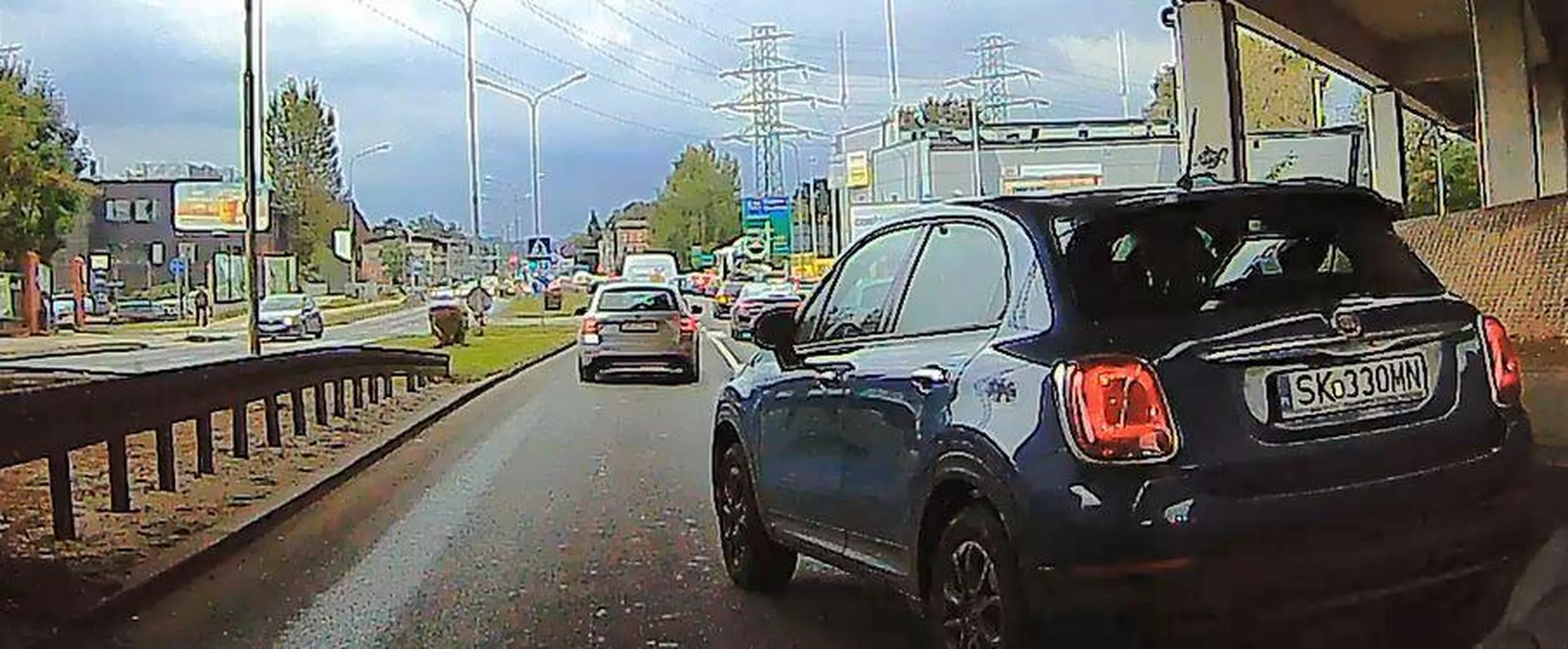 Panienka nie wie co robi i zmienia pas pod koła innego samochodu. Czy to dlatego, że jest brzydka?