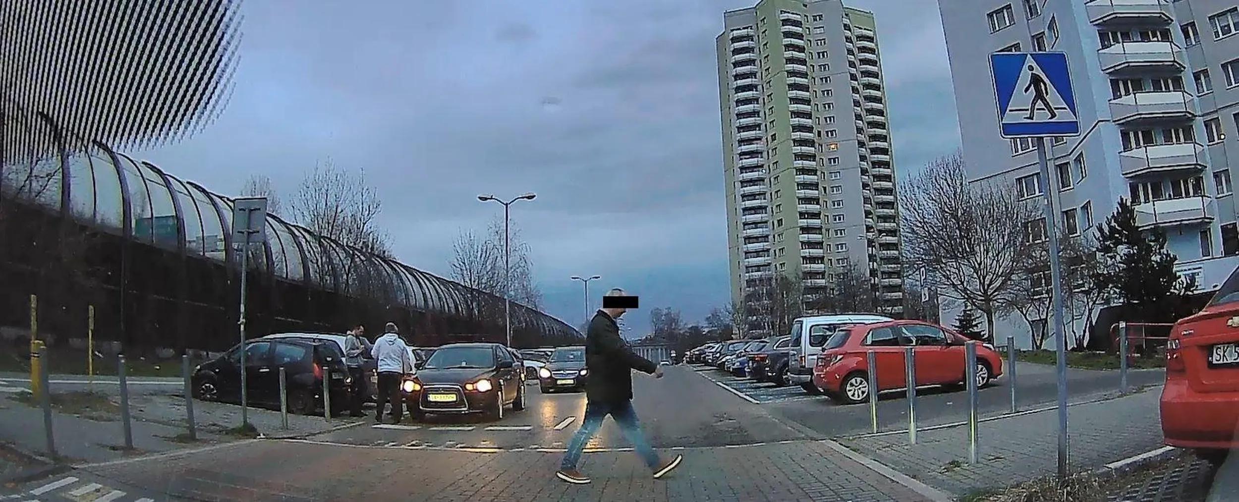 Przerwa na papieroska na awaryjkach przed przejściem dla pieszych, bo po co szukać miejsca do zaparkowania na obleganym osiedlu.