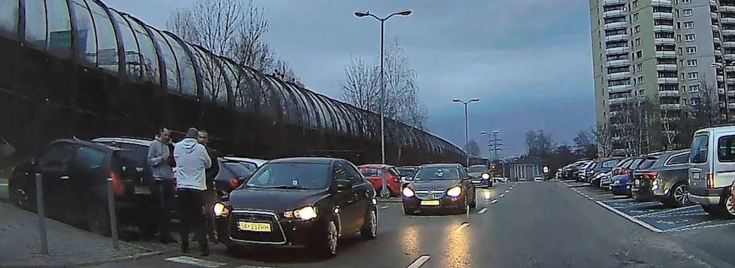 Przerwa na papieroska na awaryjkach przed przejściem dla pieszych, bo po co szukać miejsca do zaparkowania na obleganym osiedlu.