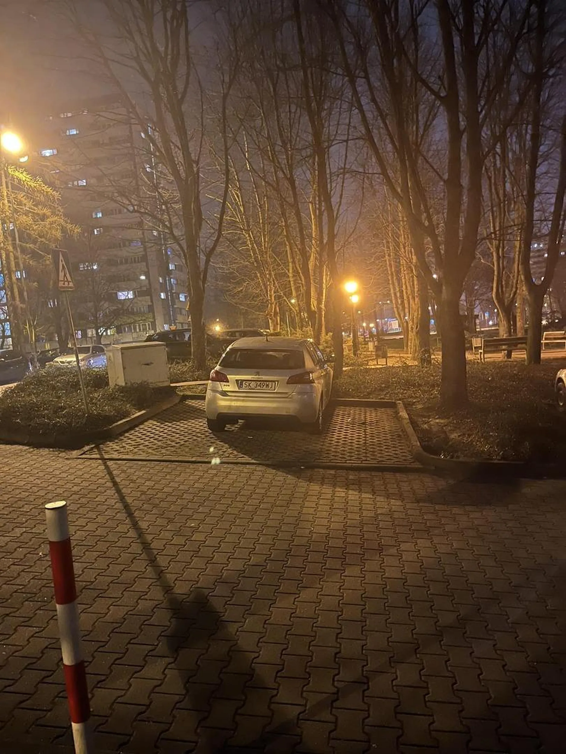 Zajmuje dwa miejsca na osiedlu, gdzie trudno o miejsce parkingowe późną porą.