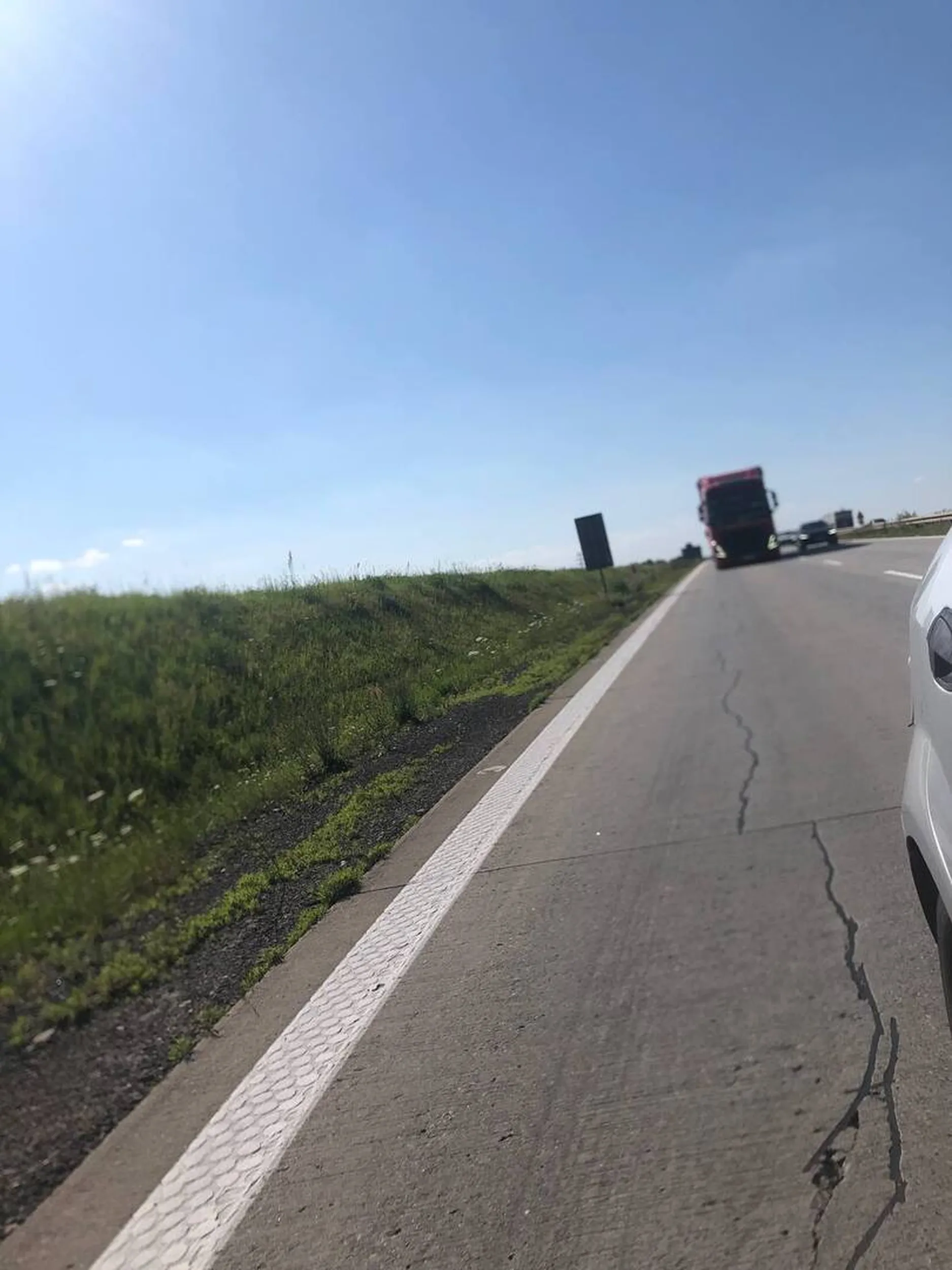 Na A4 wymuszenie pierwszeństwa przy zmianie pasa z prawego na lewy przed nasza osobówką. Pomimo trąbienia (byliśmy poza ślepą strefą) dalej cisnął w prawo i cudem uniknęliśmy wypadku. Po wyprzedzeniu pokazywał nam faka. Za szybą plakietka Mirek. Nazwy firmy już niedopatrzyliśmy. Oby nie trafił na bardziej dociekliwych od nas przy takich akcjach.