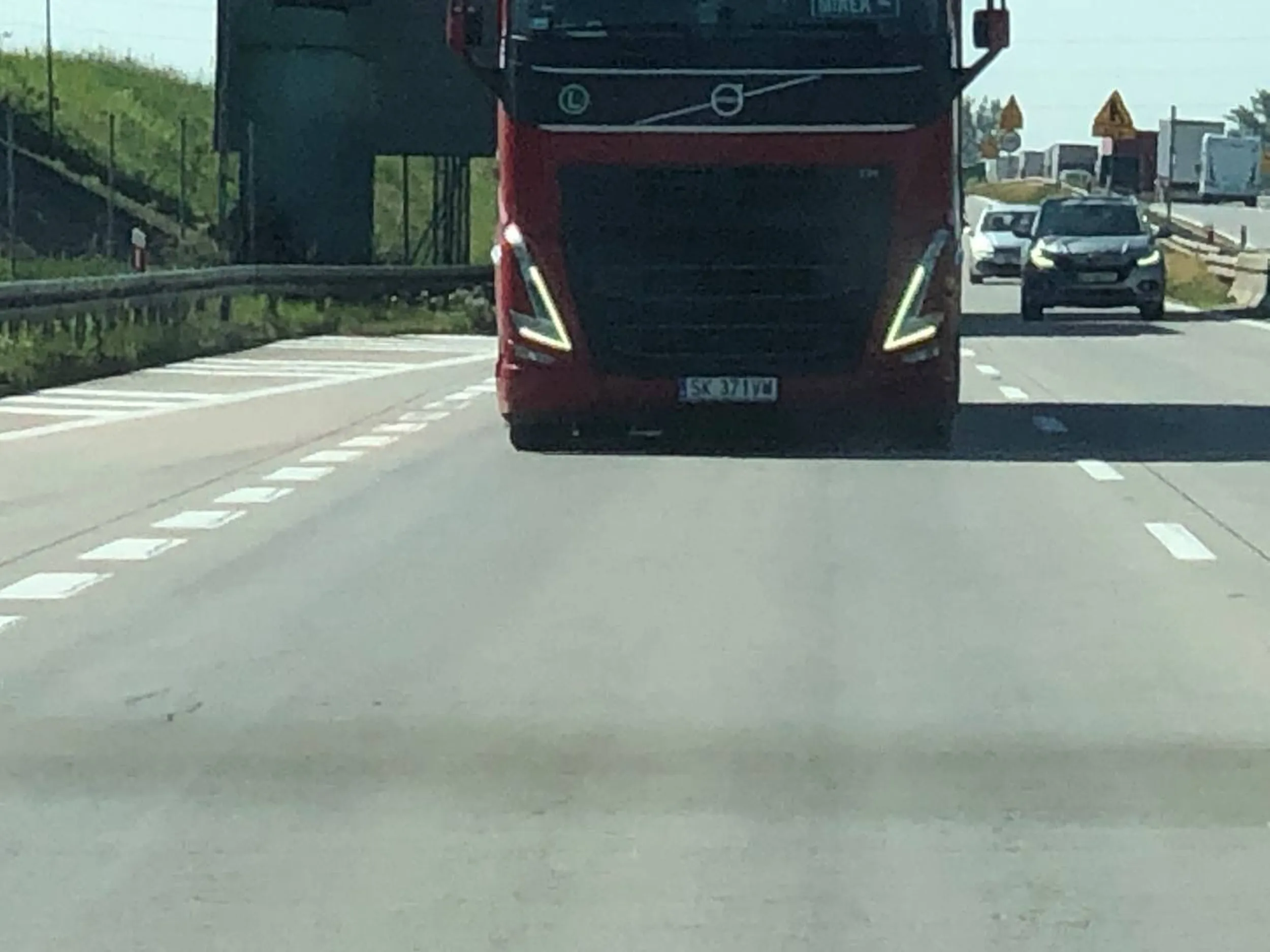 Na A4 wymuszenie pierwszeństwa przy zmianie pasa z prawego na lewy przed nasza osobówką. Pomimo trąbienia (byliśmy poza ślepą strefą) dalej cisnął w prawo i cudem uniknęliśmy wypadku. Po wyprzedzeniu pokazywał nam faka. Za szybą plakietka Mirek. Nazwy firmy już niedopatrzyliśmy. Oby nie trafił na bardziej dociekliwych od nas przy takich akcjach.