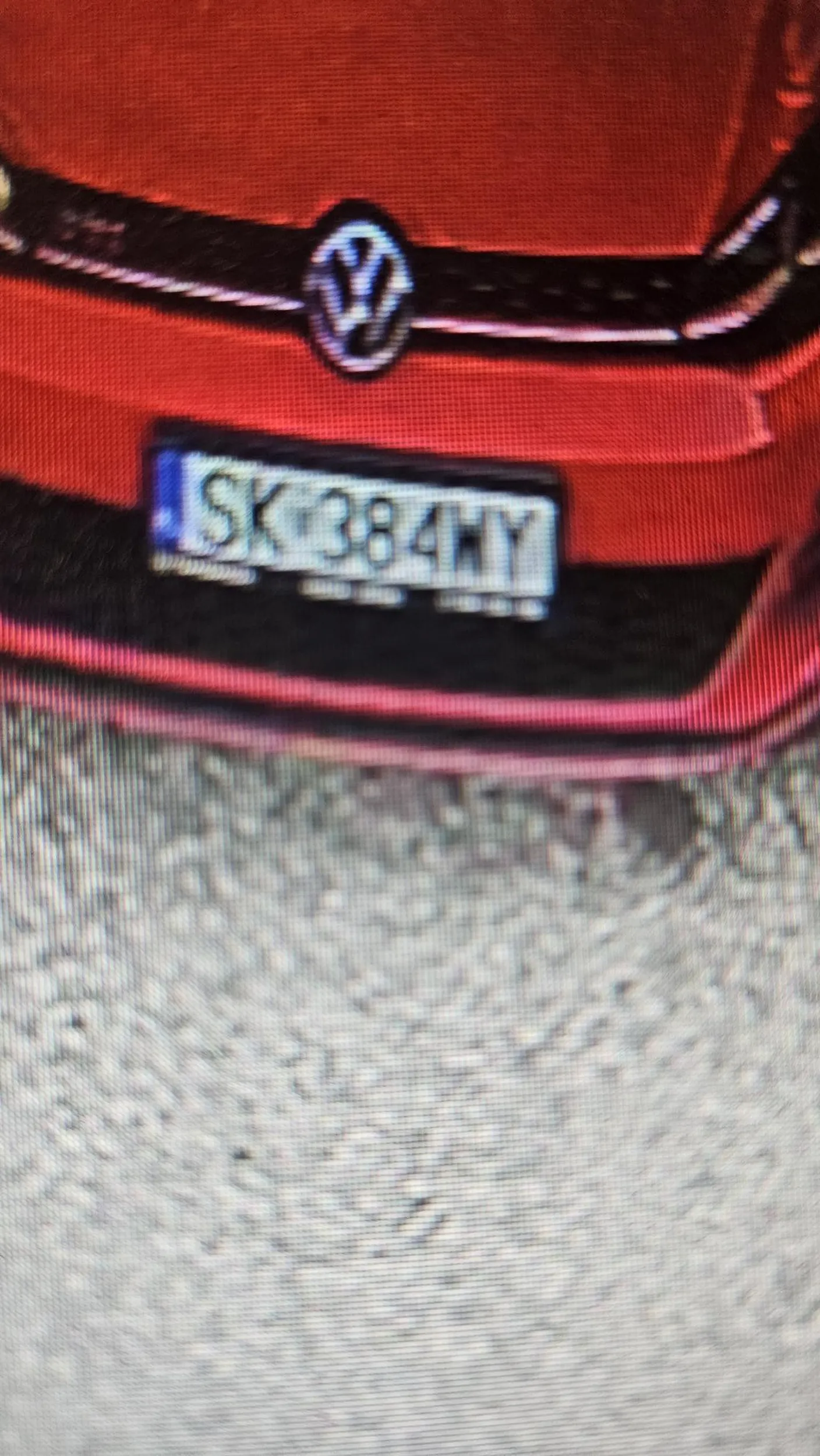 Wstaje o 5 gazuje samochód  wkurza sąsiadów i pluje na ludzi istny szatan nie wspomnę że stoji pod transormatorem napewno ma zła energię w sobie